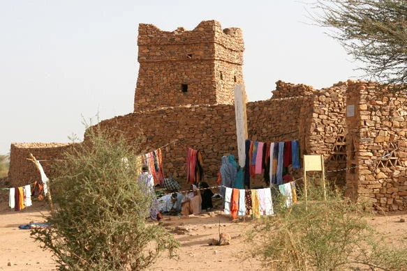 Calles de piedra del antiguo ksar de Ouadane junto al desierto.