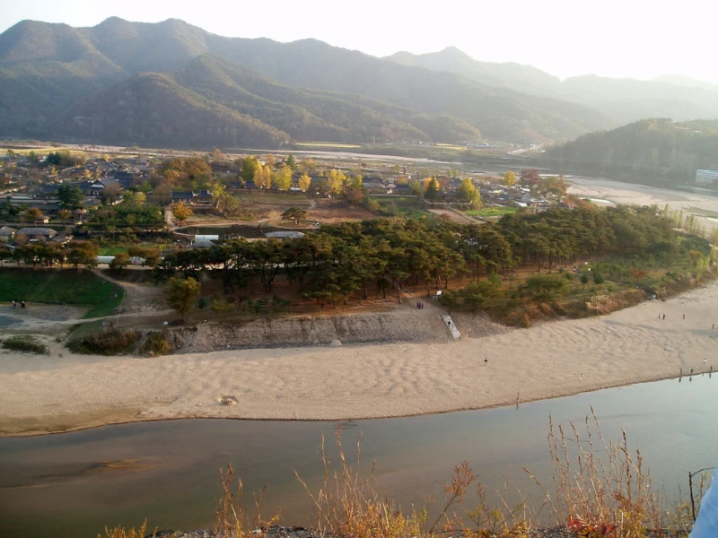Casas tradicionales de Hahoe junto al paisaje del río Nakdong.