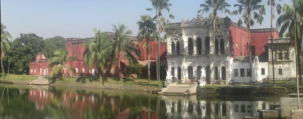 Fachadas históricas de casas mercantiles en la calle de Panam Nagar, Sonargaon.