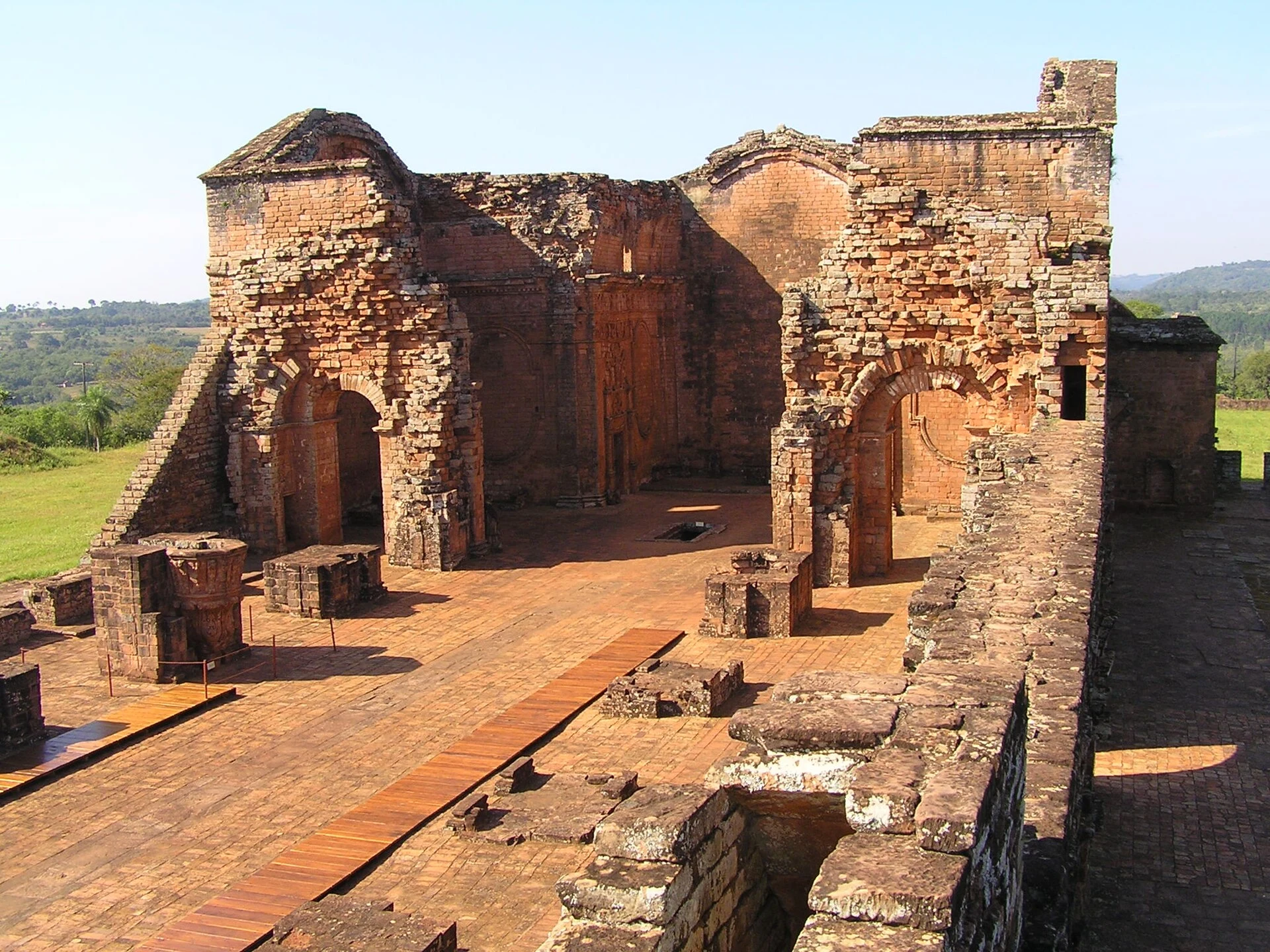 Ruinas de piedra de la misión de La Santísima Trinidad del Paraná en Itapúa.