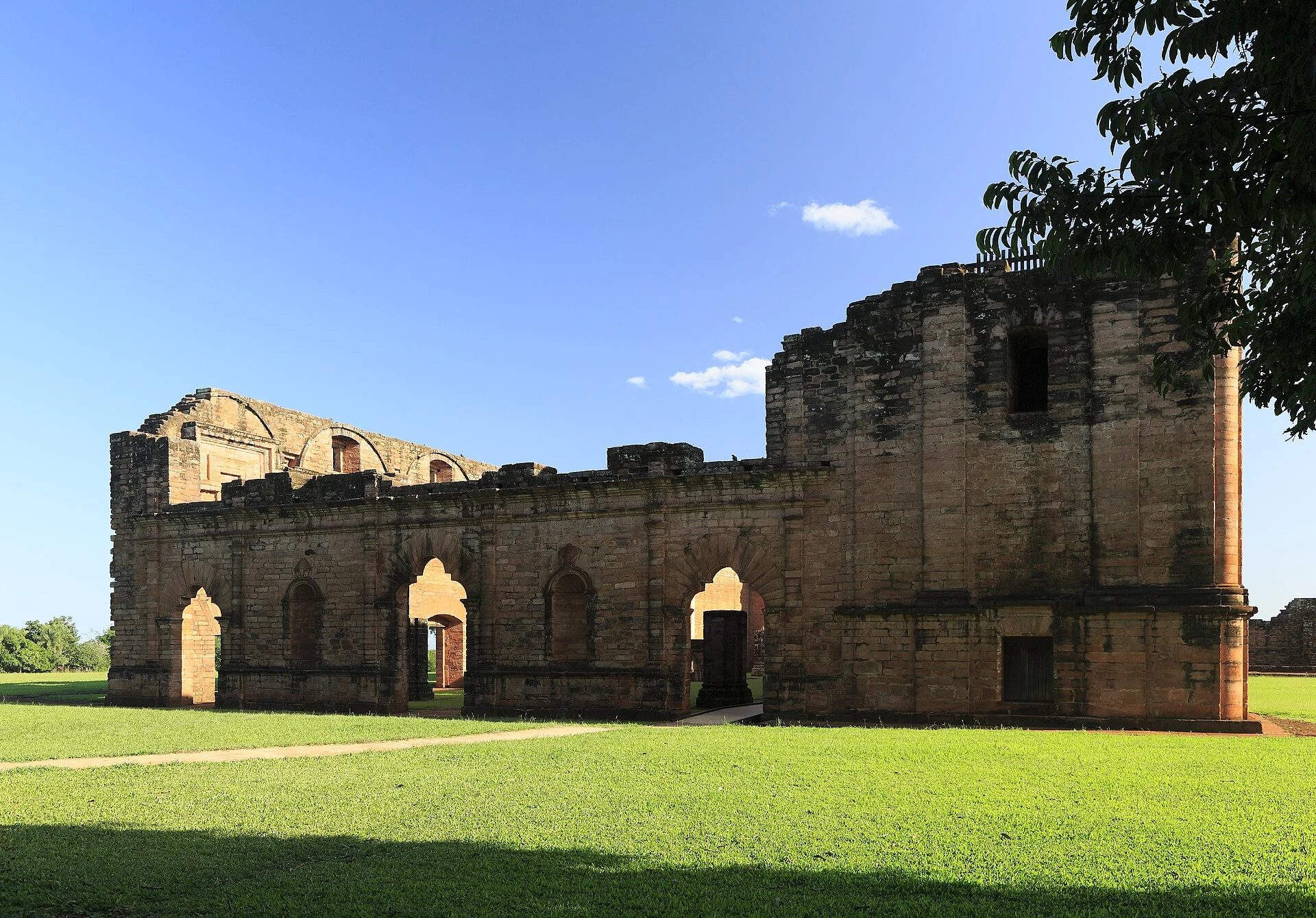 Arcos y muros de la iglesia inconclusa de Jesús de Tavarangue.