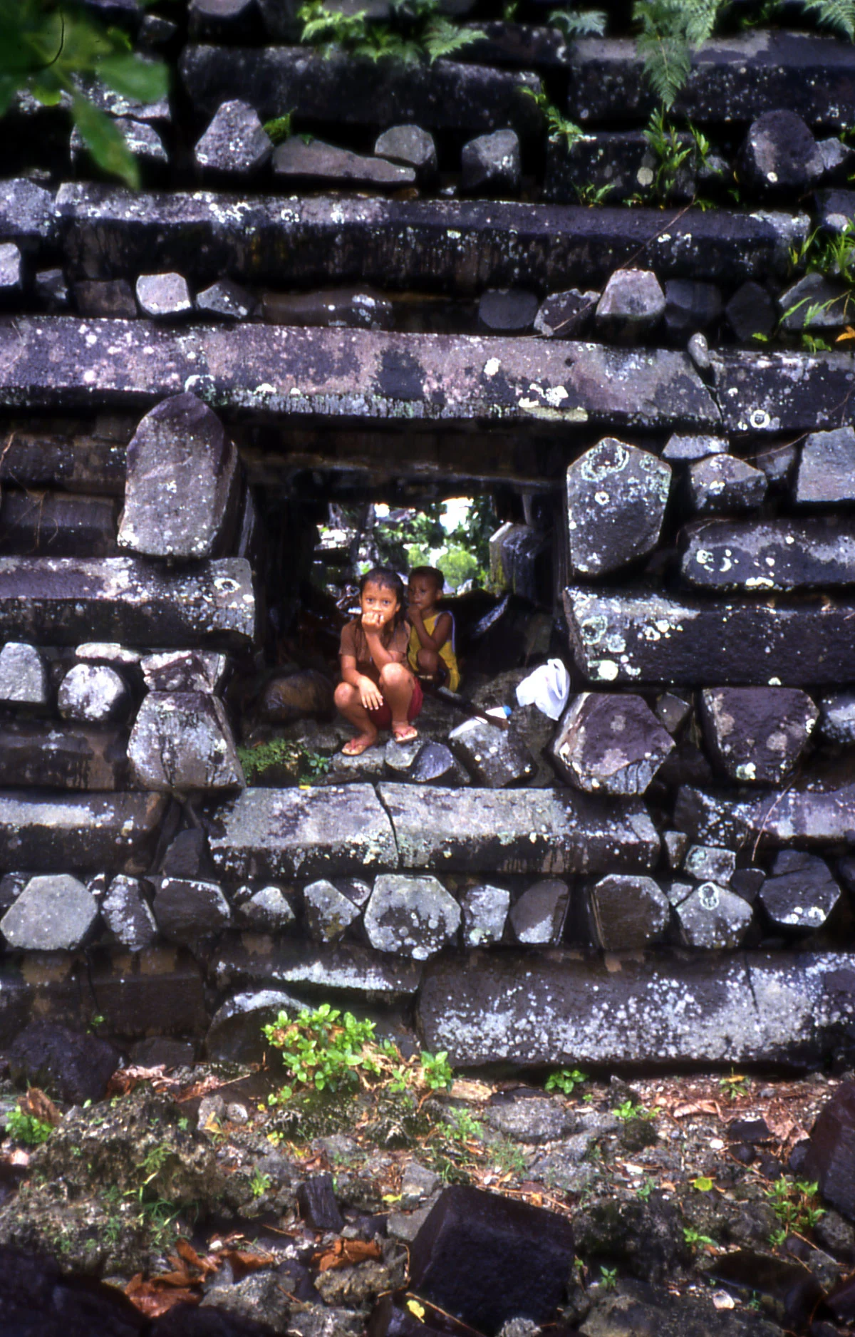 Muros de basalto y canal de Nan Madol en Pohnpei.