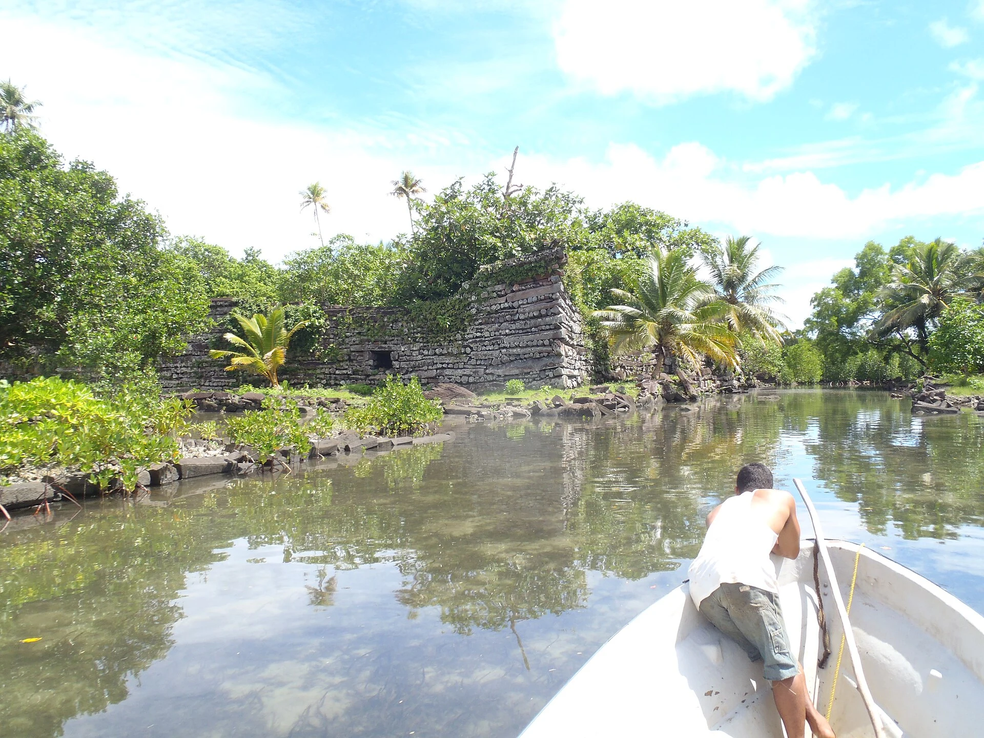 Tidal on-foot access to Nan Madol from Temwen.