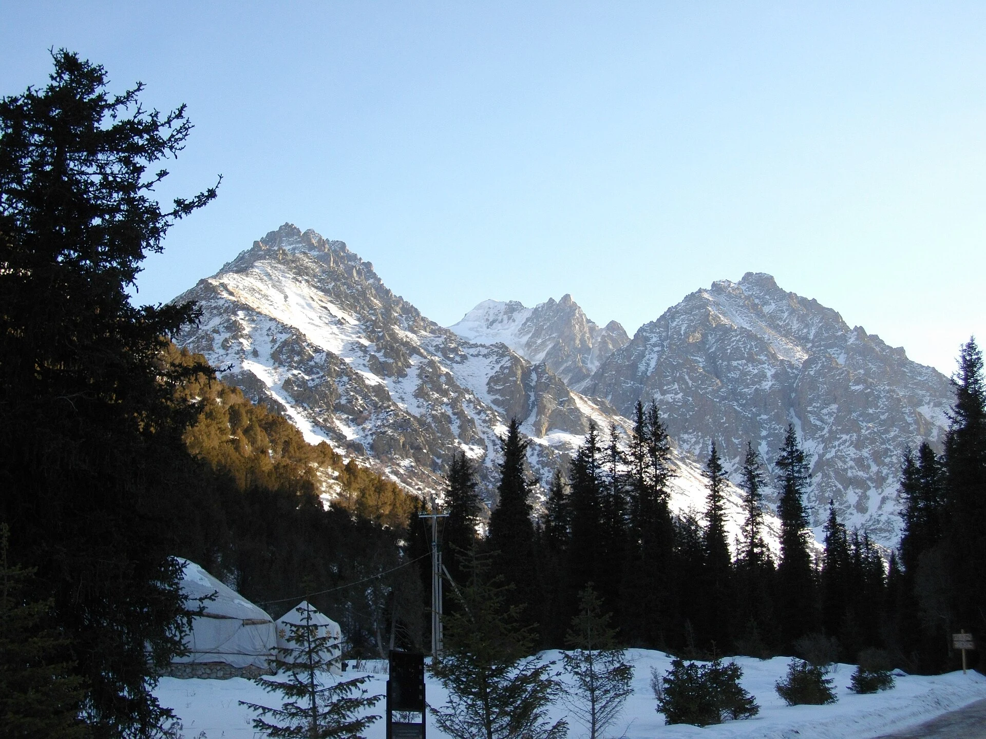 Valle alpino de Ala-Archa con bosque de coníferas y montañas del Tian Shan.