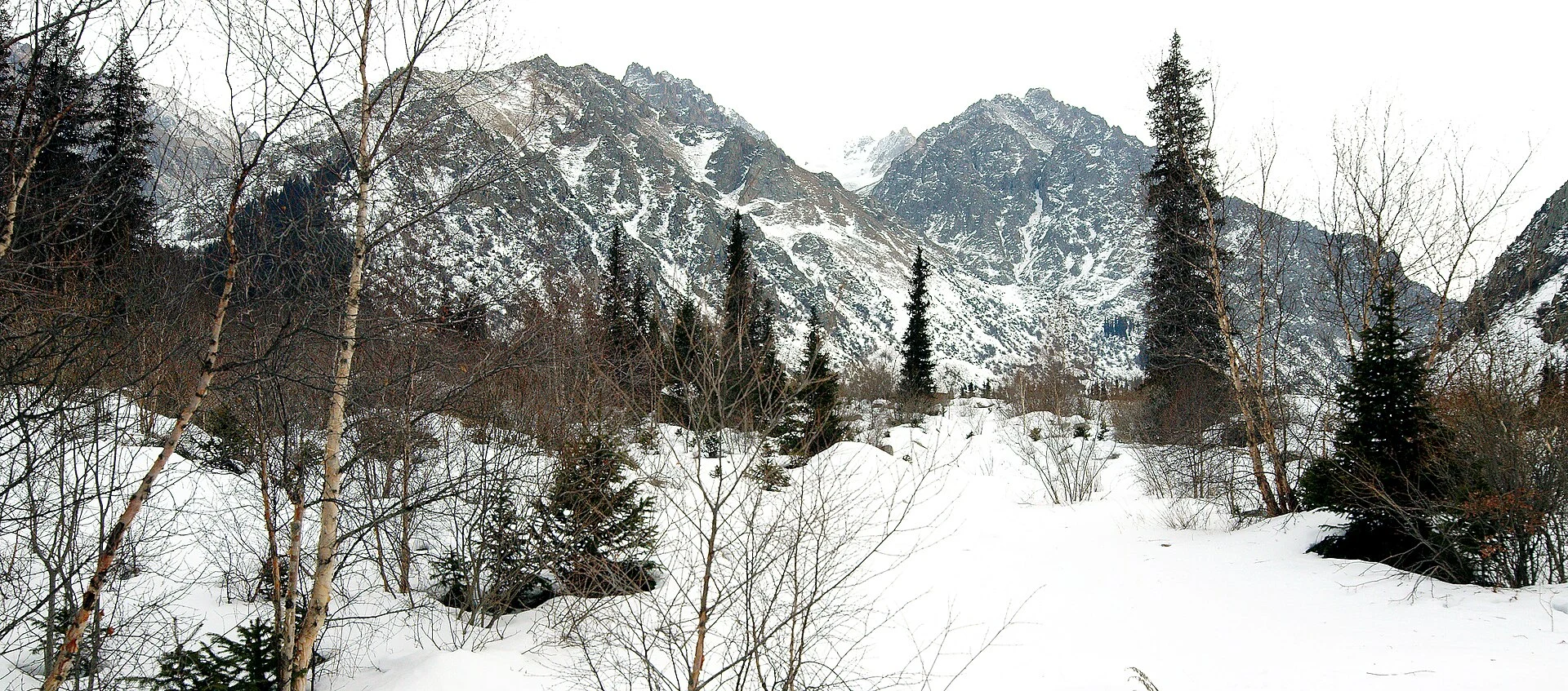 Senderistas en el valle de Ak-Sai, dentro del parque Ala-Archa.