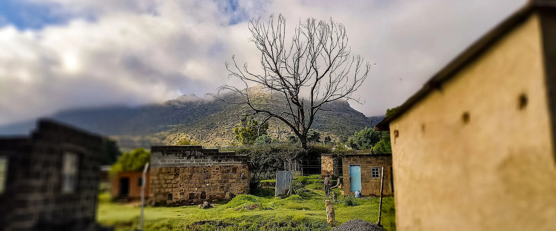 Edificio histórico de piedra en el entorno cultural de Morija, Lesoto.