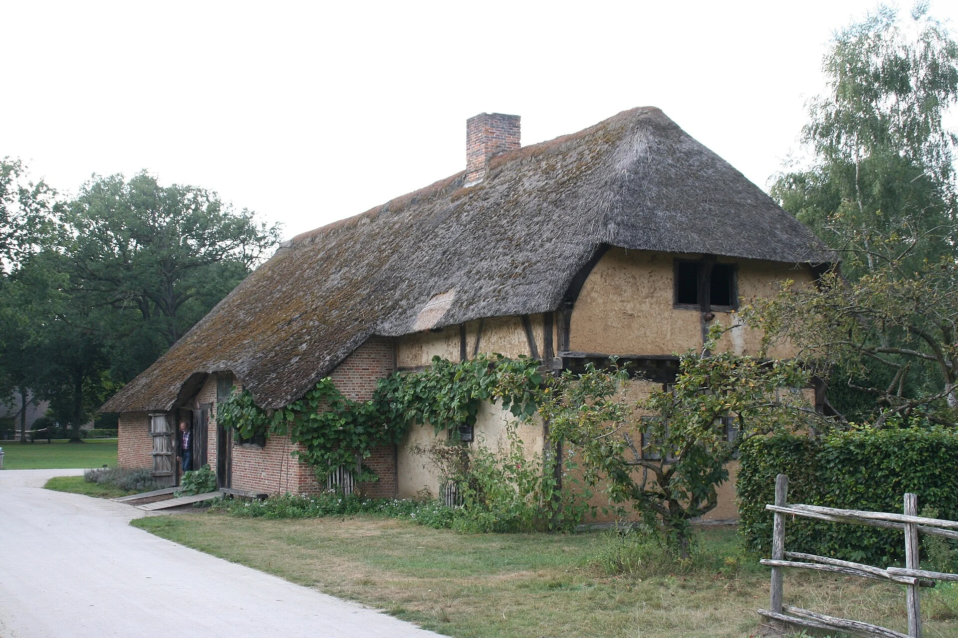 Granja histórica de arquitectura rural flamenca en el Museo al Aire Libre de Bokrijk.