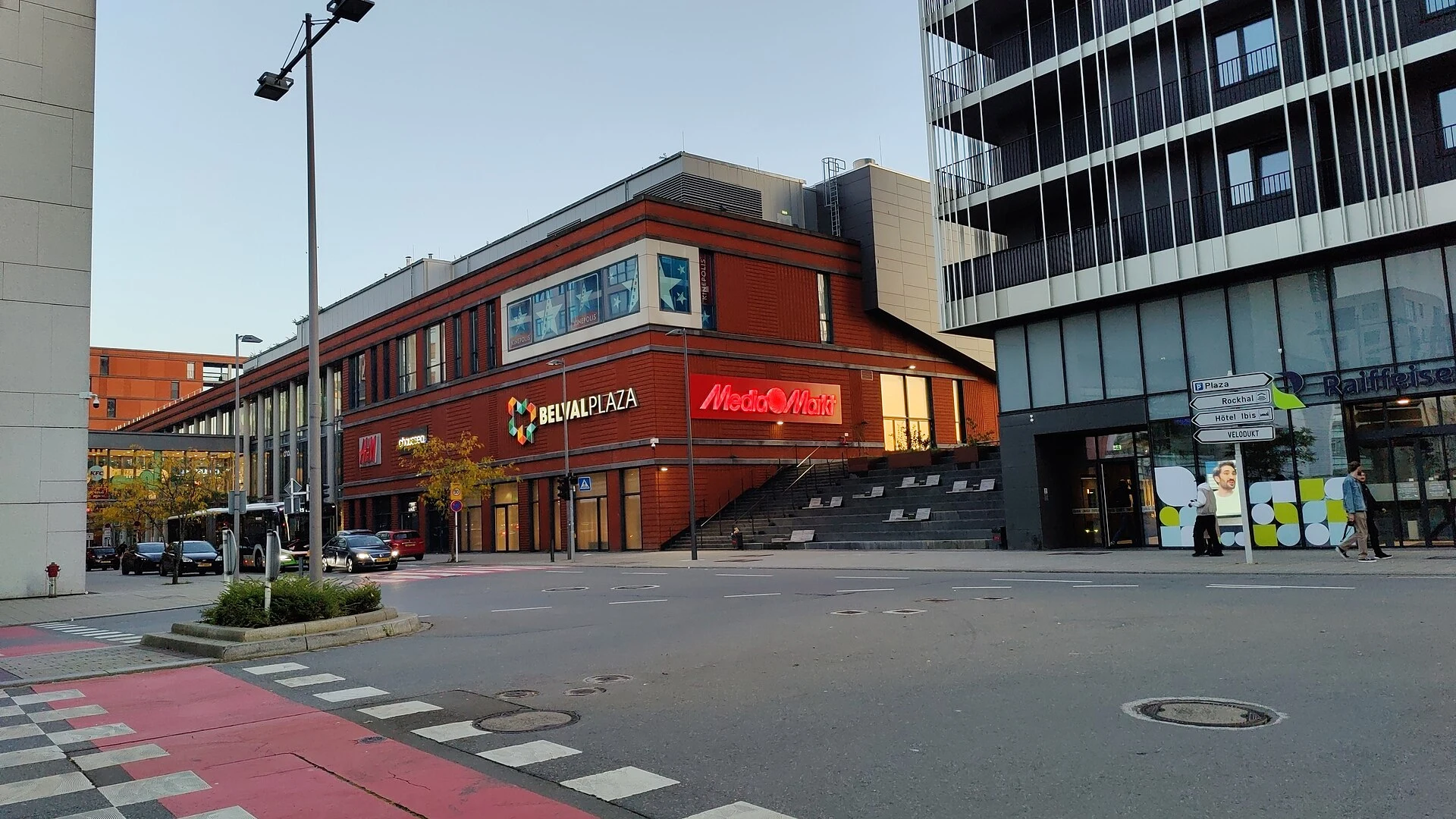 Alto Horno A de Belval junto a los edificios contemporáneos del distrito