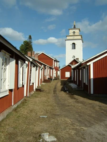 Vista elevada de las casas-iglesia rojas agrupadas alrededor de la iglesia de Nederluleå en Gammelstad.