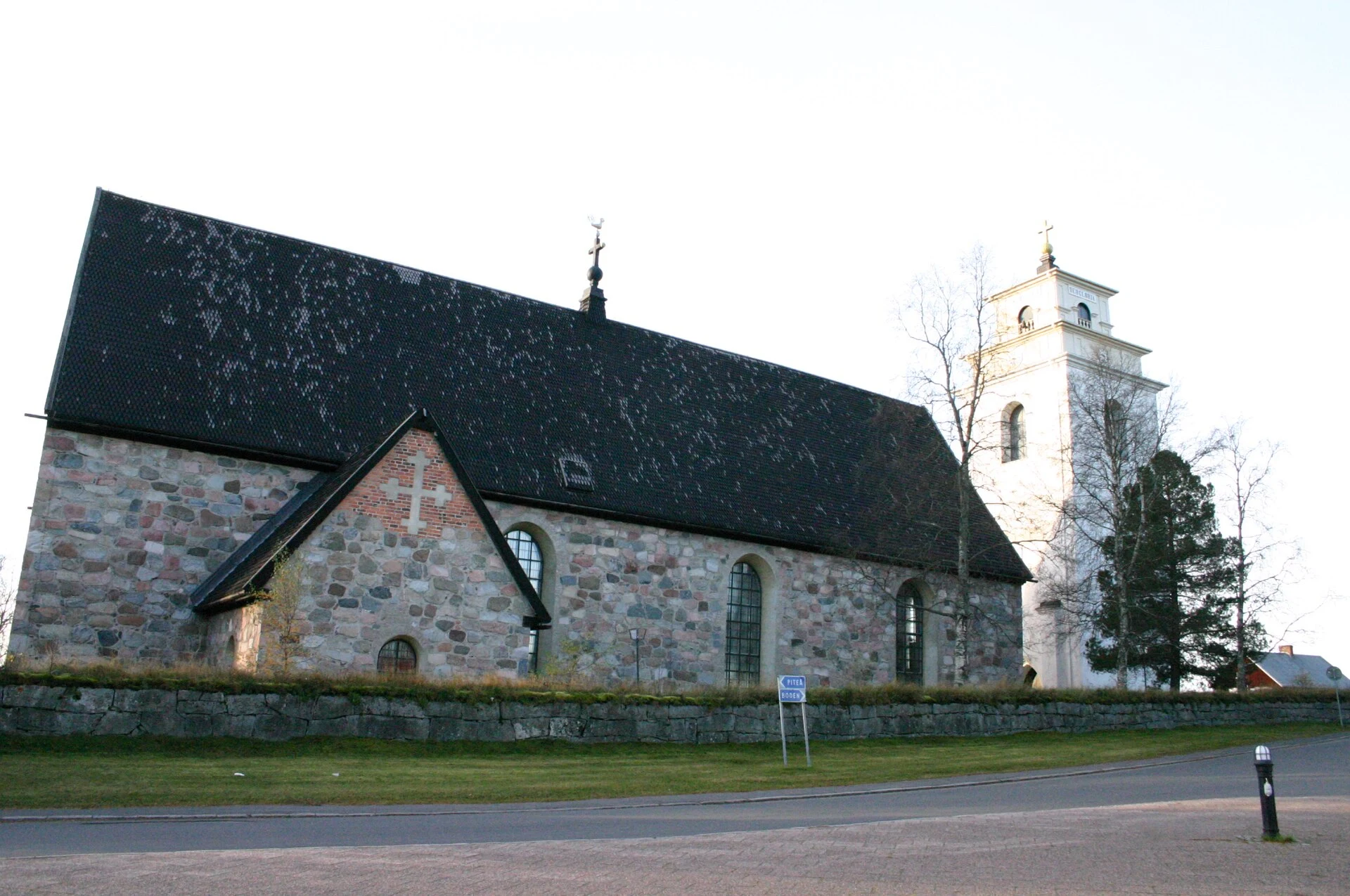 Calle estrecha entre casas-iglesia de madera en Gammelstad.