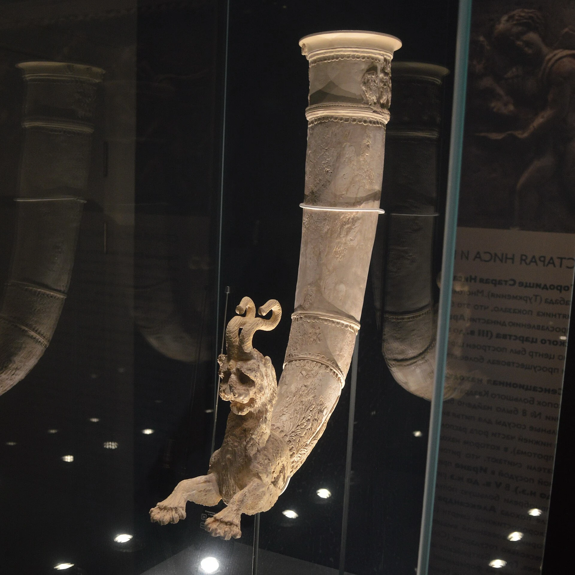 Ritón de marfil de época parta asociado a Nisa en una colección museística.