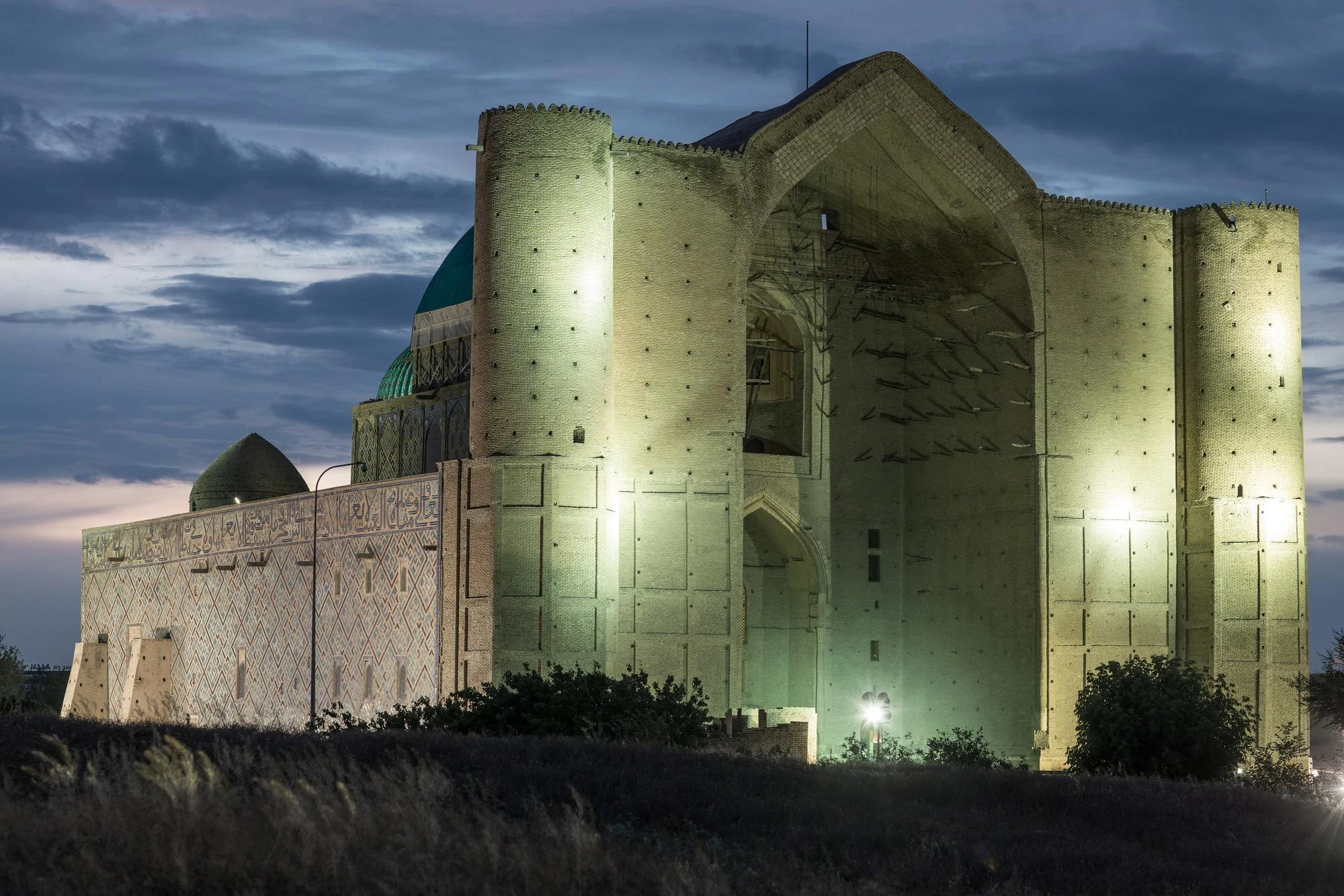 Exterior del mausoleo de Khoja Ahmed Yasawi en Turkistán al amanecer.