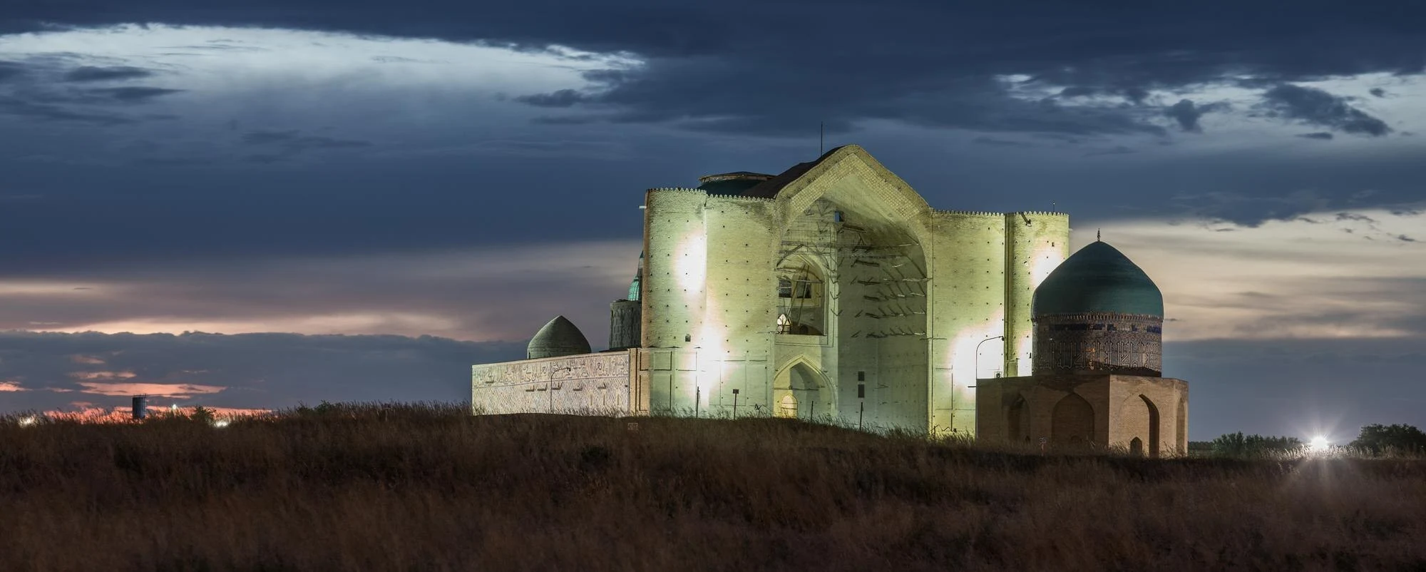 Una visita al mausoleo de Yasawi y su entorno en Turkistán