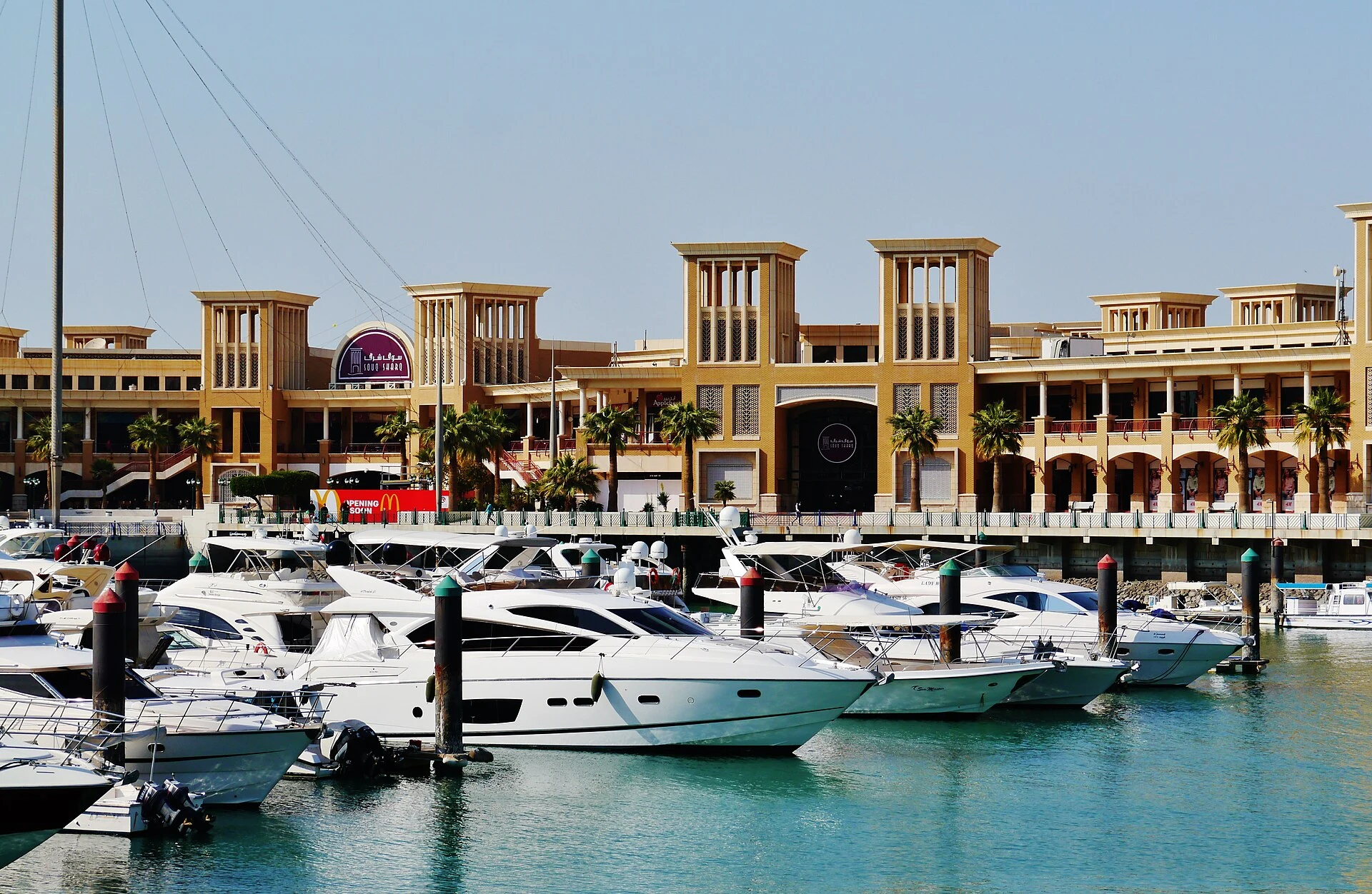 Pasillos comerciales del zoco de Al-Mubarakiya en Kuwait City.