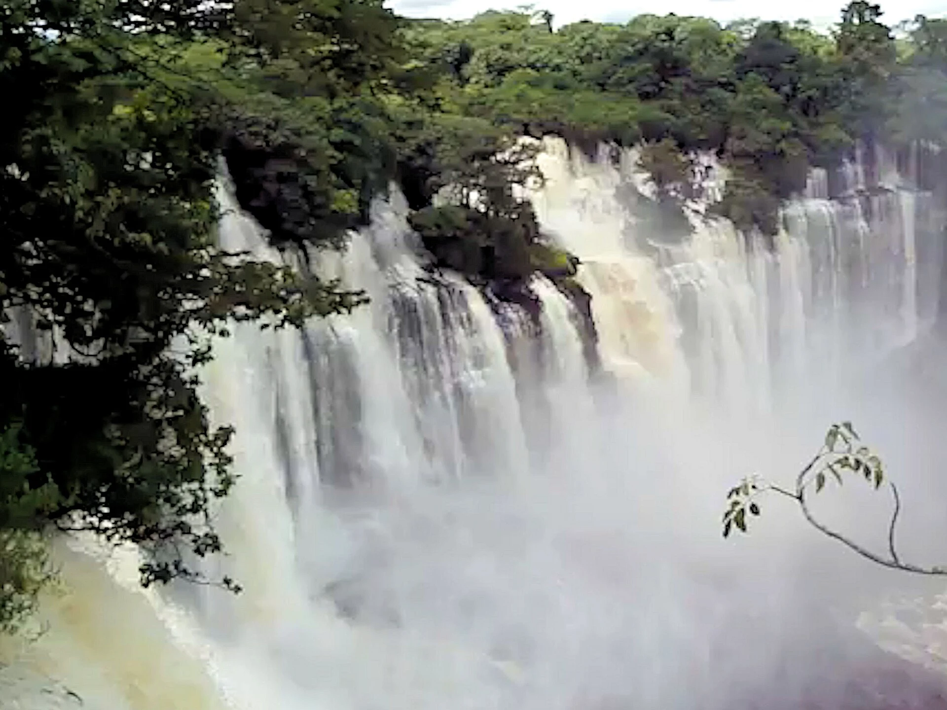 Vista amplia de las cataratas de Kalandula sobre el río Lucala.