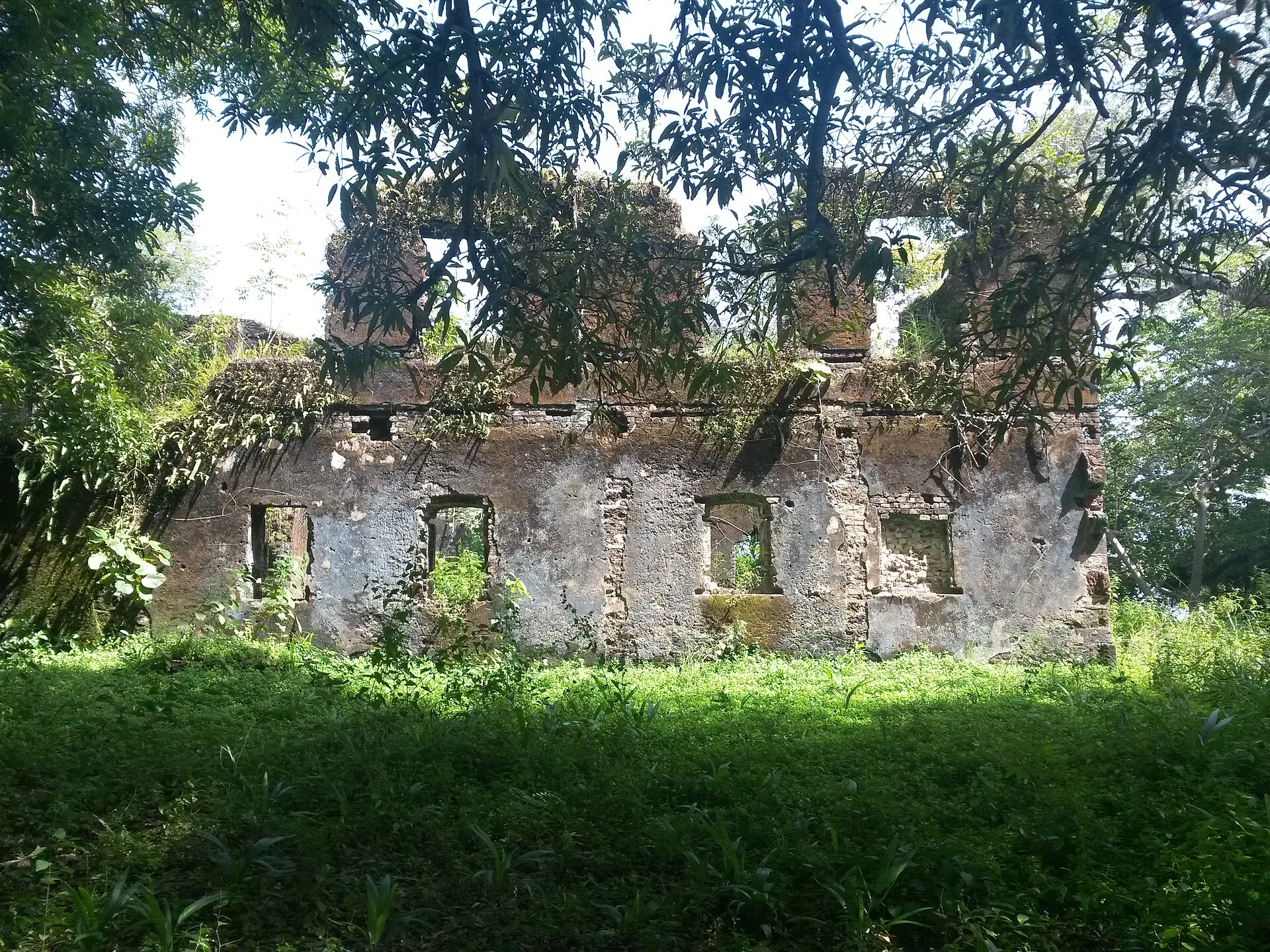Detalle de mampostería deteriorada en las ruinas del fuerte de Bunce Island.