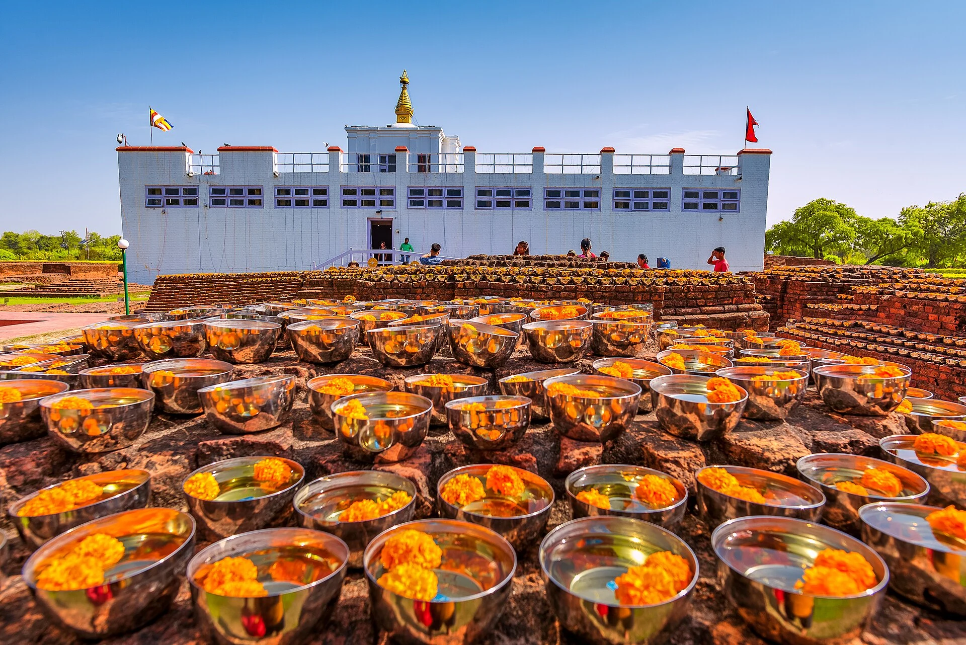Templo de Maya Devi con una ofrenda de agua y flores en Lumbini, Nepal.