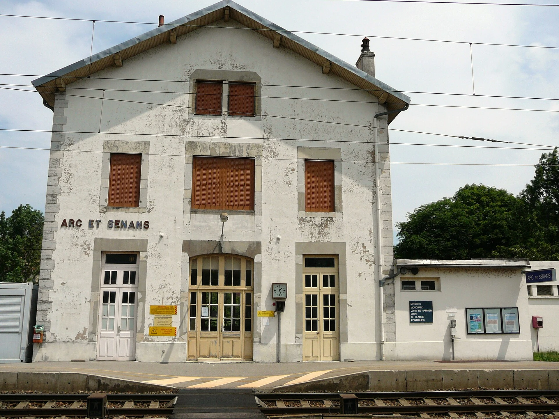 Estación de Arc-et-Senans y acceso peatonal hacia la Salina Real.