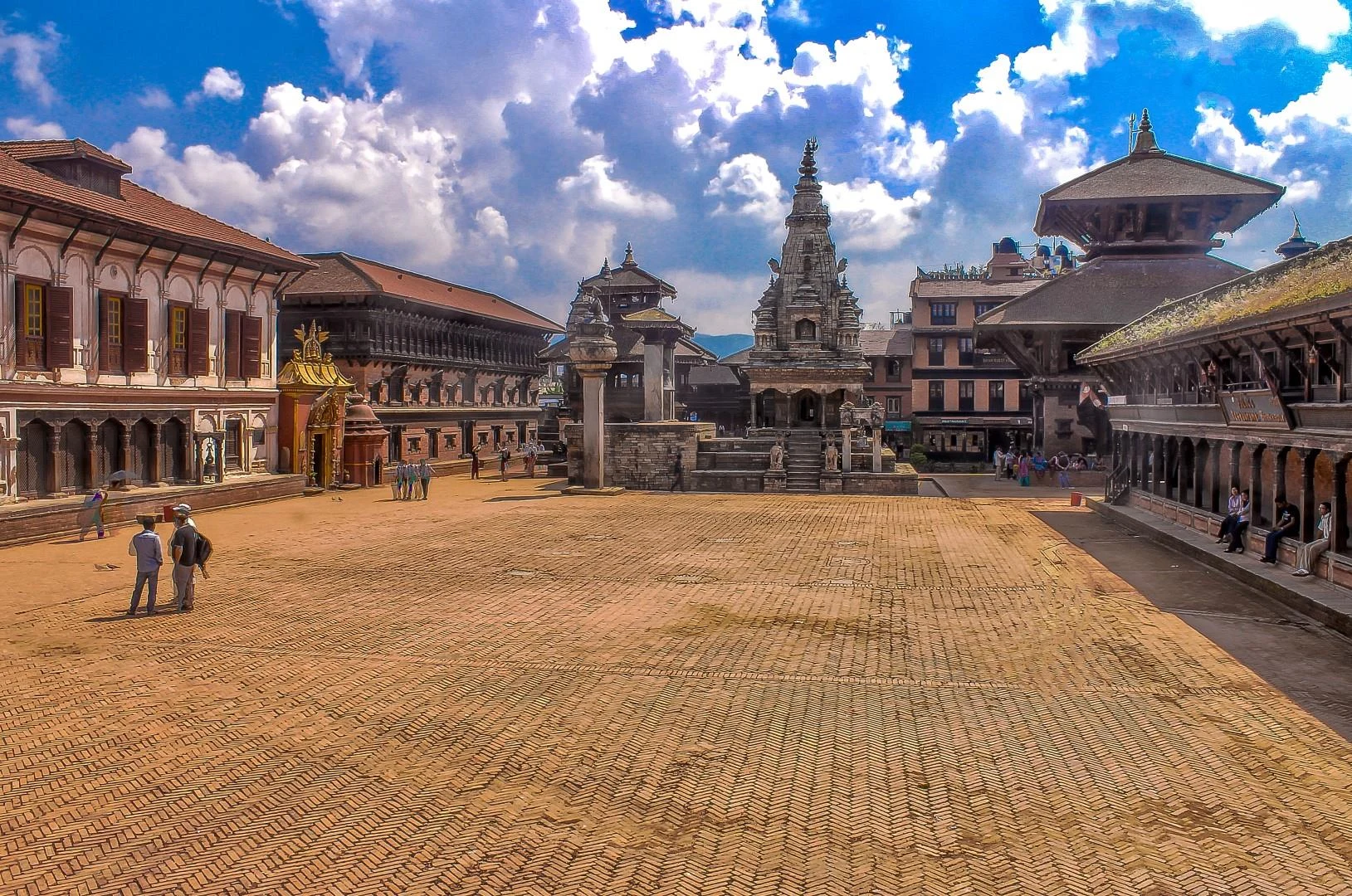 Plaza Durbar de Bhaktapur con el palacio histórico y pavimento de ladrillo.