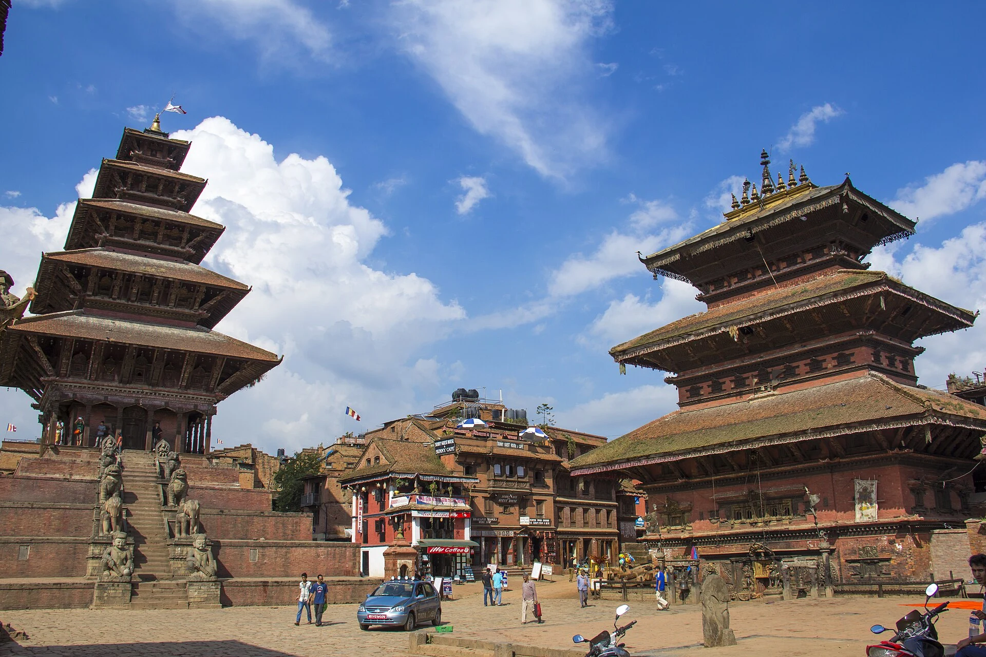 Plaza Dattatreya de Bhaktapur con templo y fachadas de madera tallada.