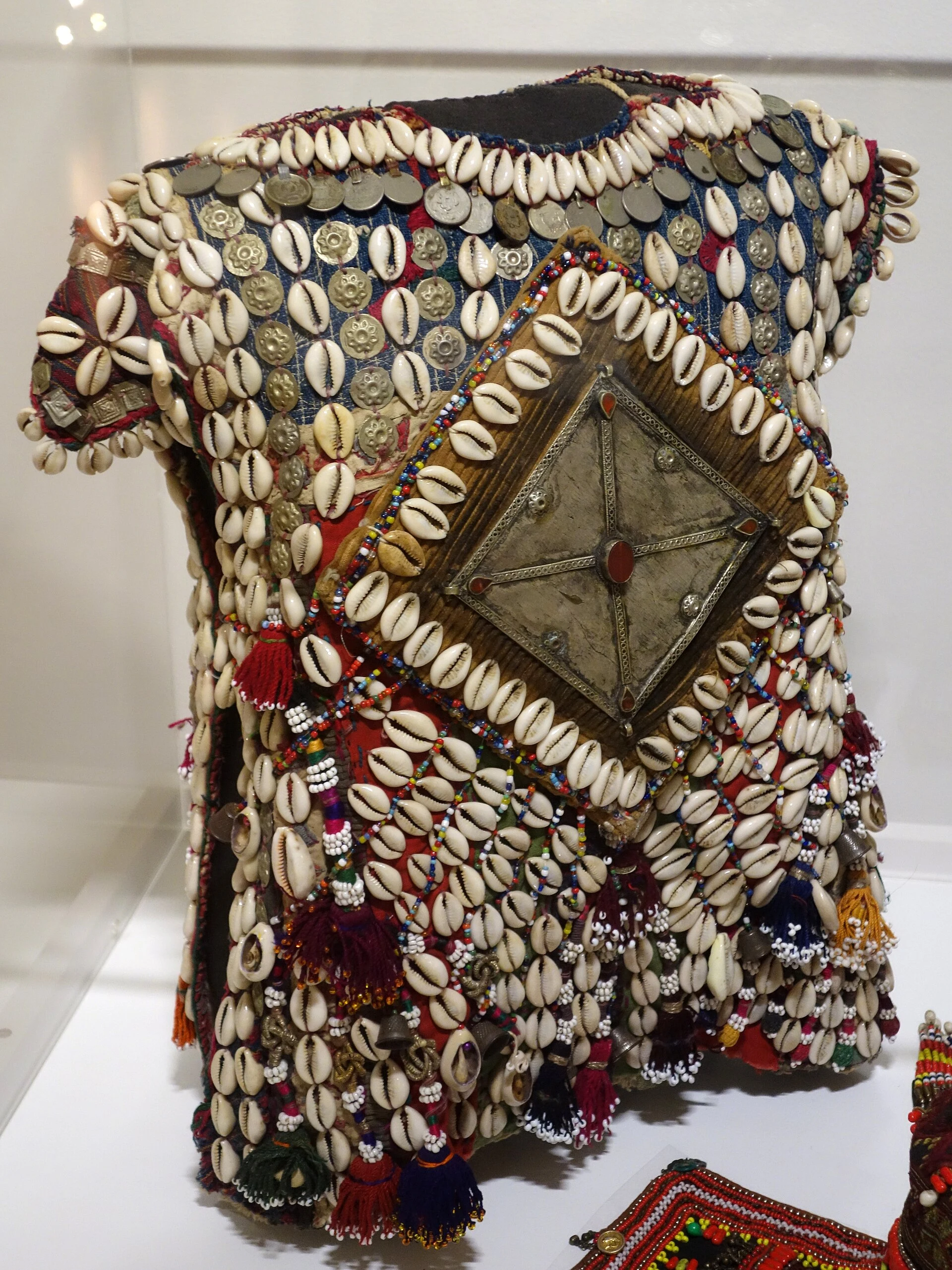 Textil afgano de una colección museística, utilizado como contexto cultural.