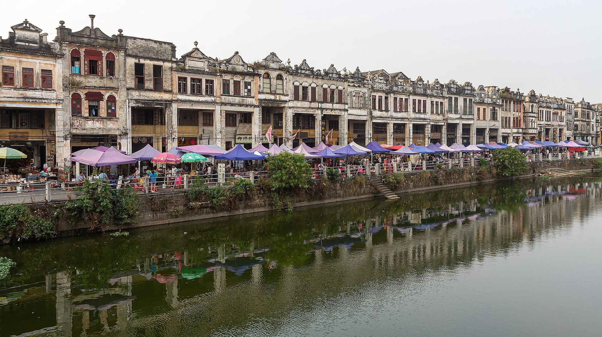Soportales qílóu y frente fluvial en la localidad histórica de Chikan.