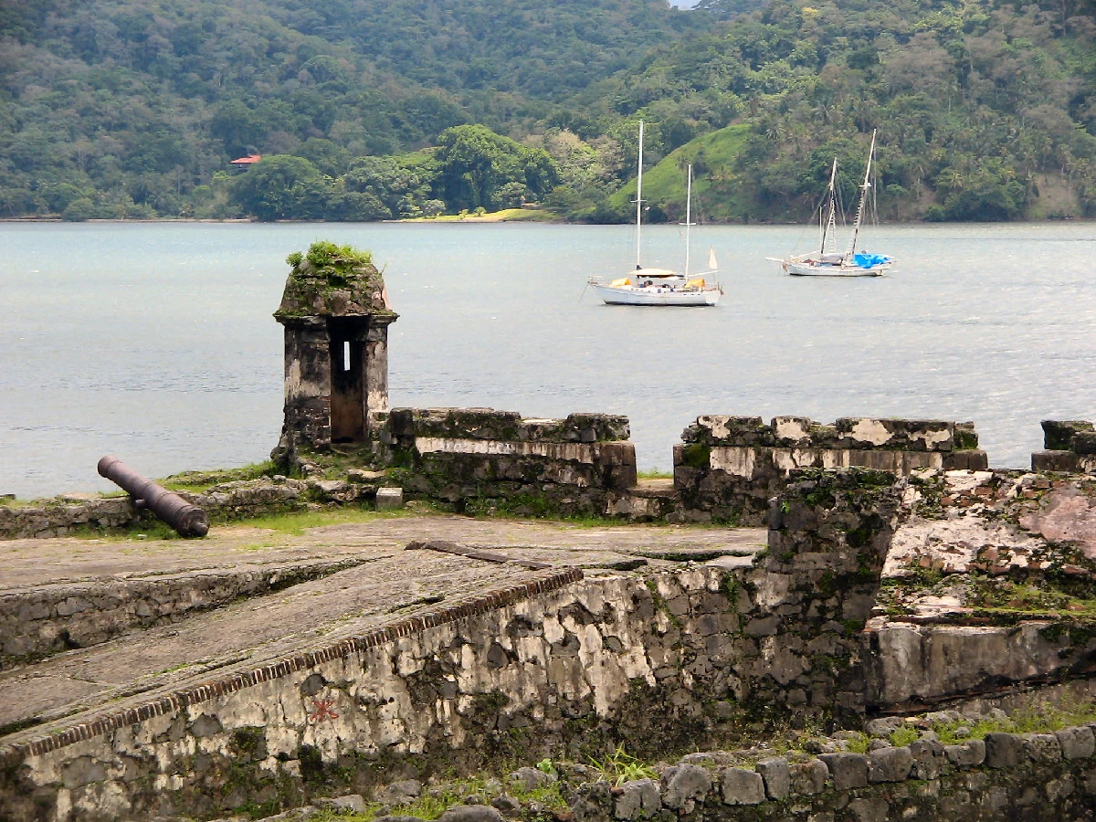 Murallas del Fuerte de San Jerónimo junto a la bahía de Portobelo.