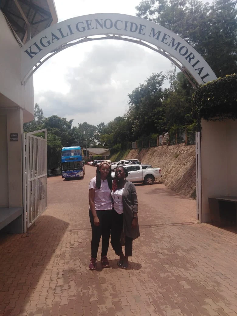 Jardines conmemorativos del Kigali Genocide Memorial en Gisozi.
