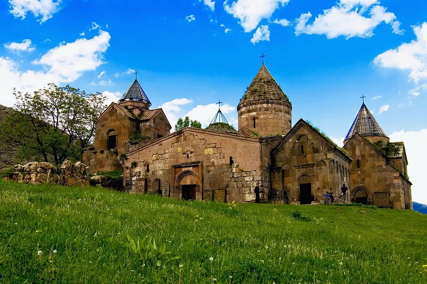 Arquitectura de piedra y khachkar en el monasterio de Goshavank, Armenia.