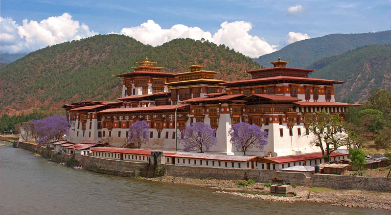 Punakha Dzong junto a la confluencia de los ríos Pho Chhu y Mo Chhu.