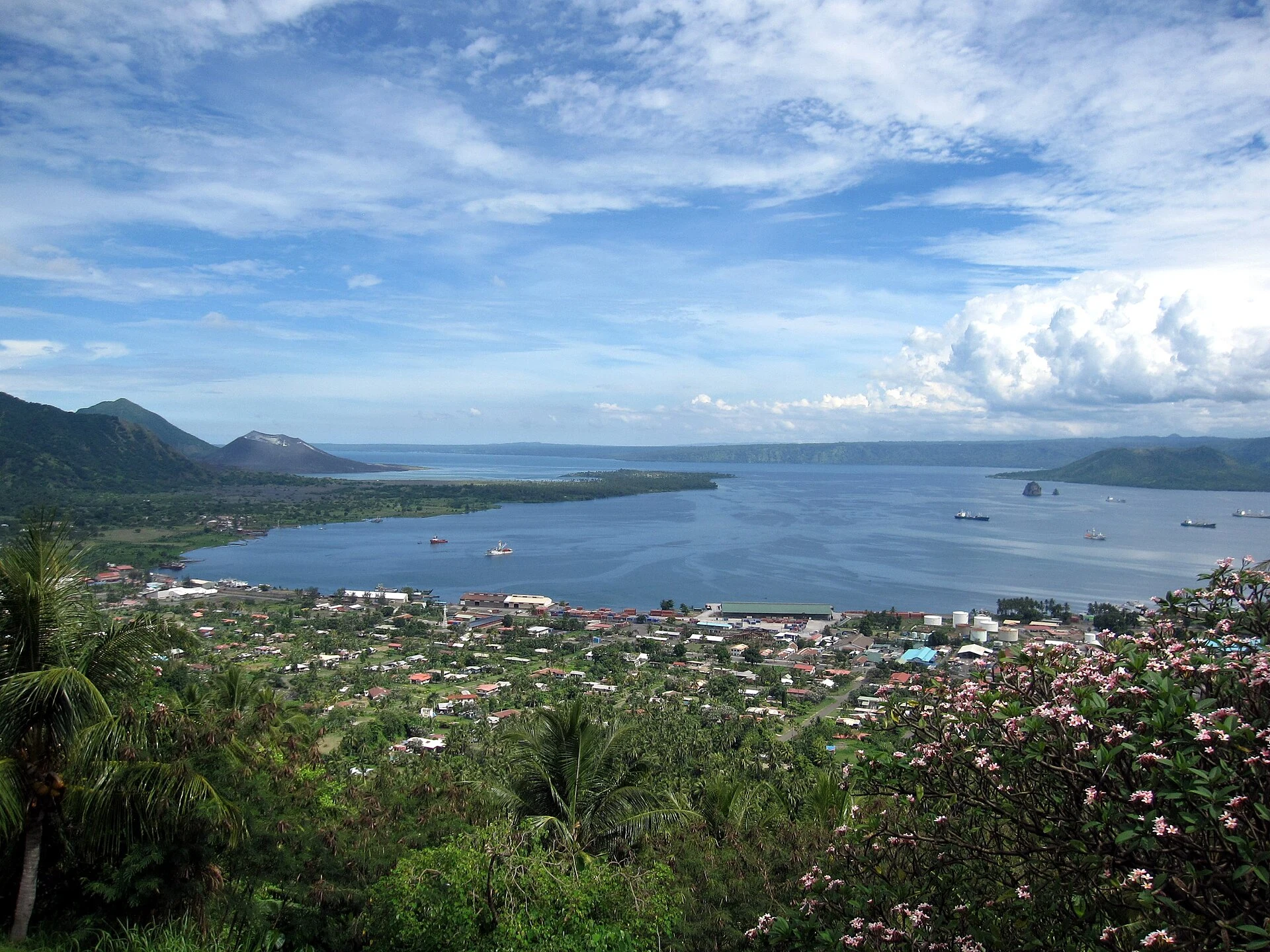 El volcán Tavurvur junto a la bahía de Simpson, cerca de Rabaul.