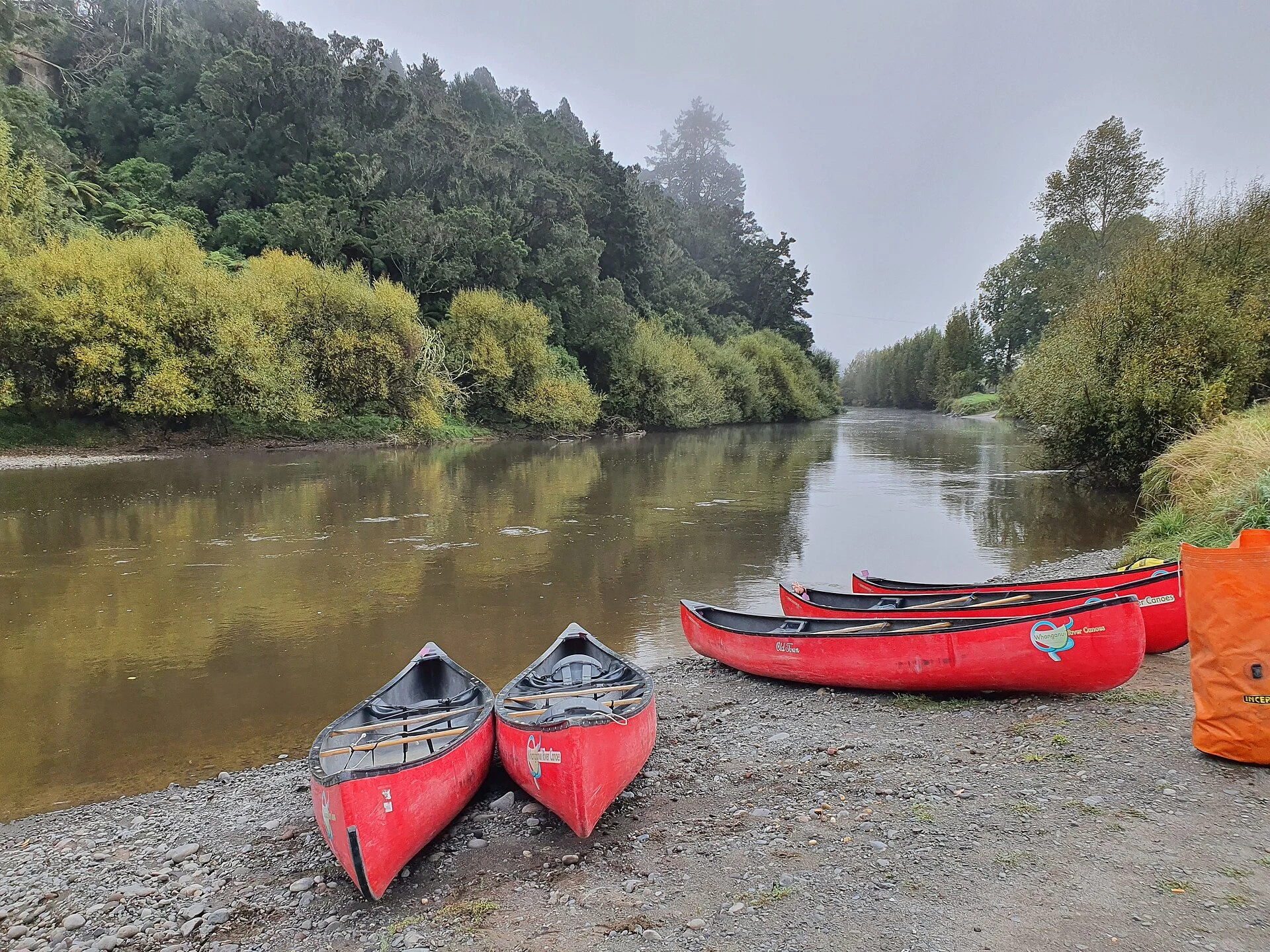 Canoas cargadas descienden por una garganta boscosa del río Whanganui.