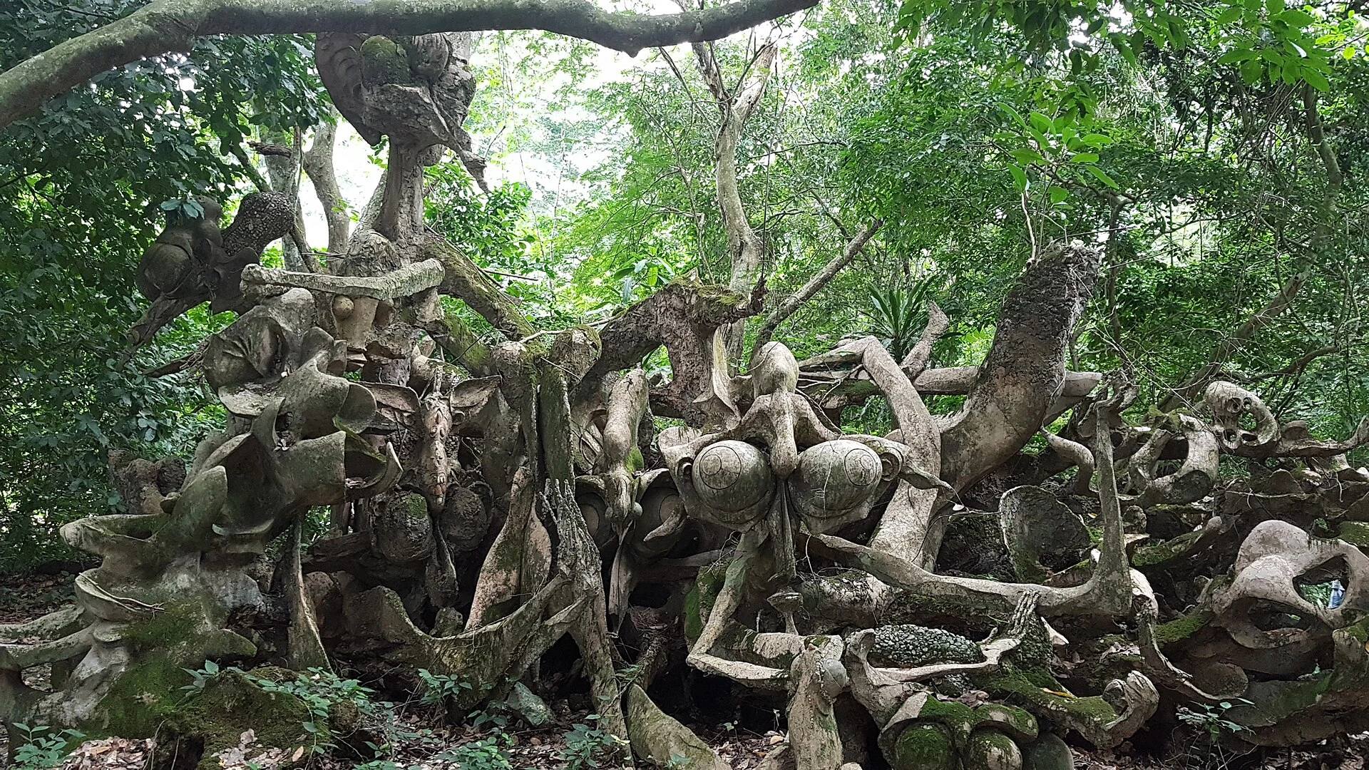 Escultura ritual entre la vegetación del Bosque Sagrado de Osun-Osogbo.