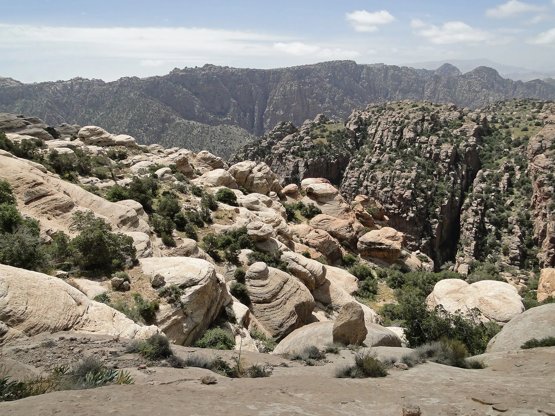 Vista amplia de los escarpes de arenisca y el valle de Wadi Dana en la Reserva de la Biosfera de Dana.