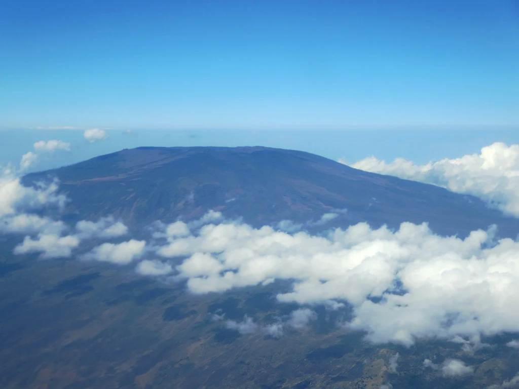 El Karthala elevándose sobre las tierras bajas habitadas de Grande Comore