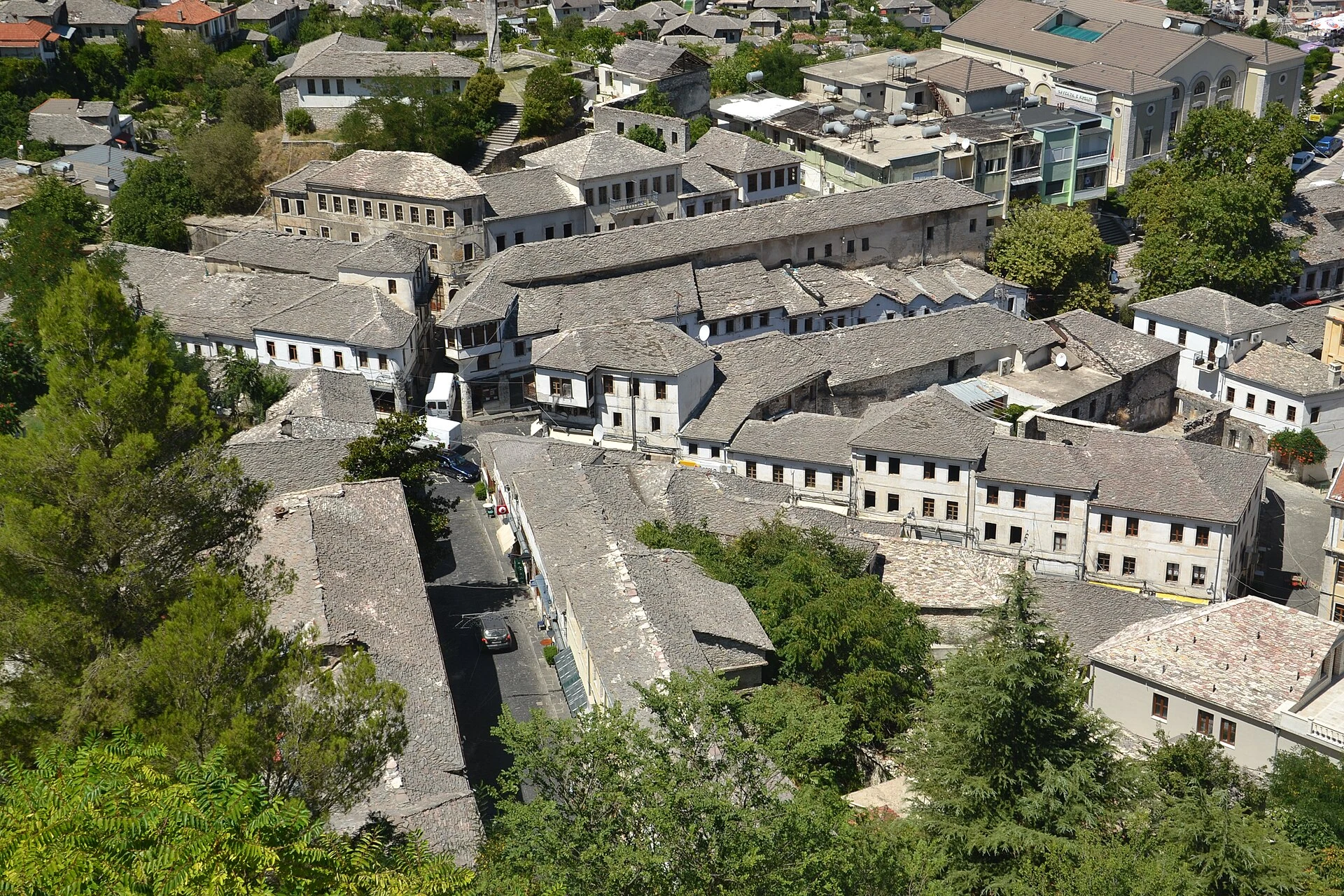 Fachada de piedra y torres de la casa Zekate en Gjirokastër.
