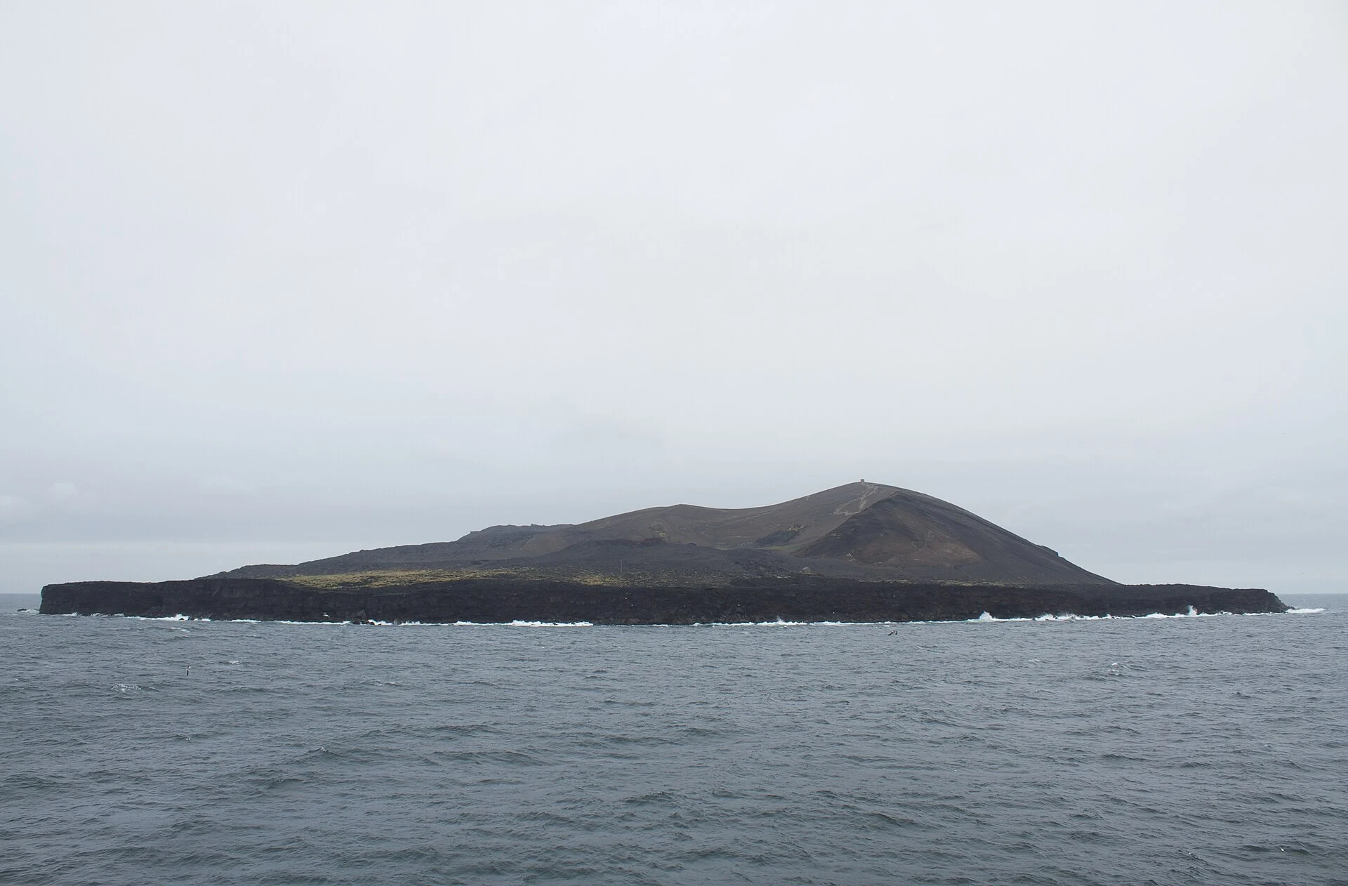 La isla volcánica protegida de Surtsey vista desde el mar o el aire.