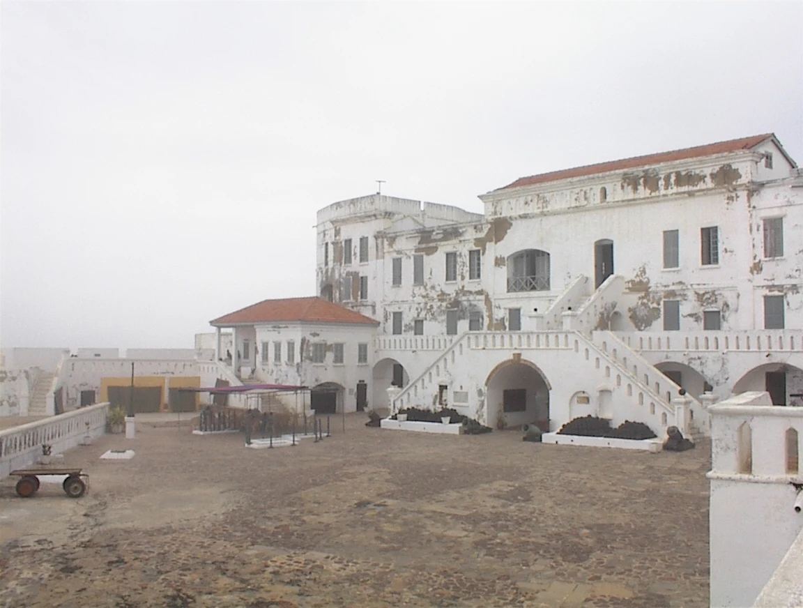 Murallas blancas de Cape Coast Castle frente al Atlántico en Ghana.