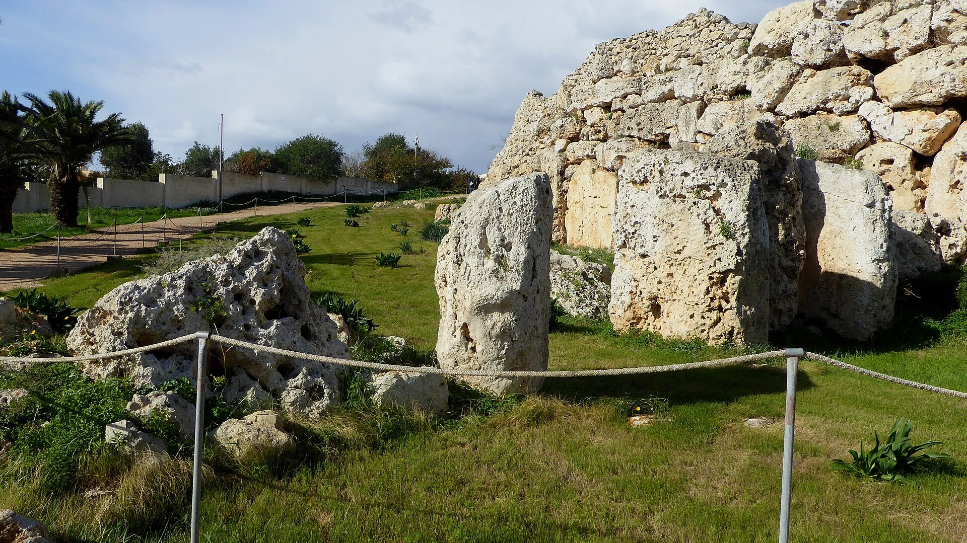 Templos megalíticos de Ġgantija entre el paisaje rural de Xagħra, en Gozo.