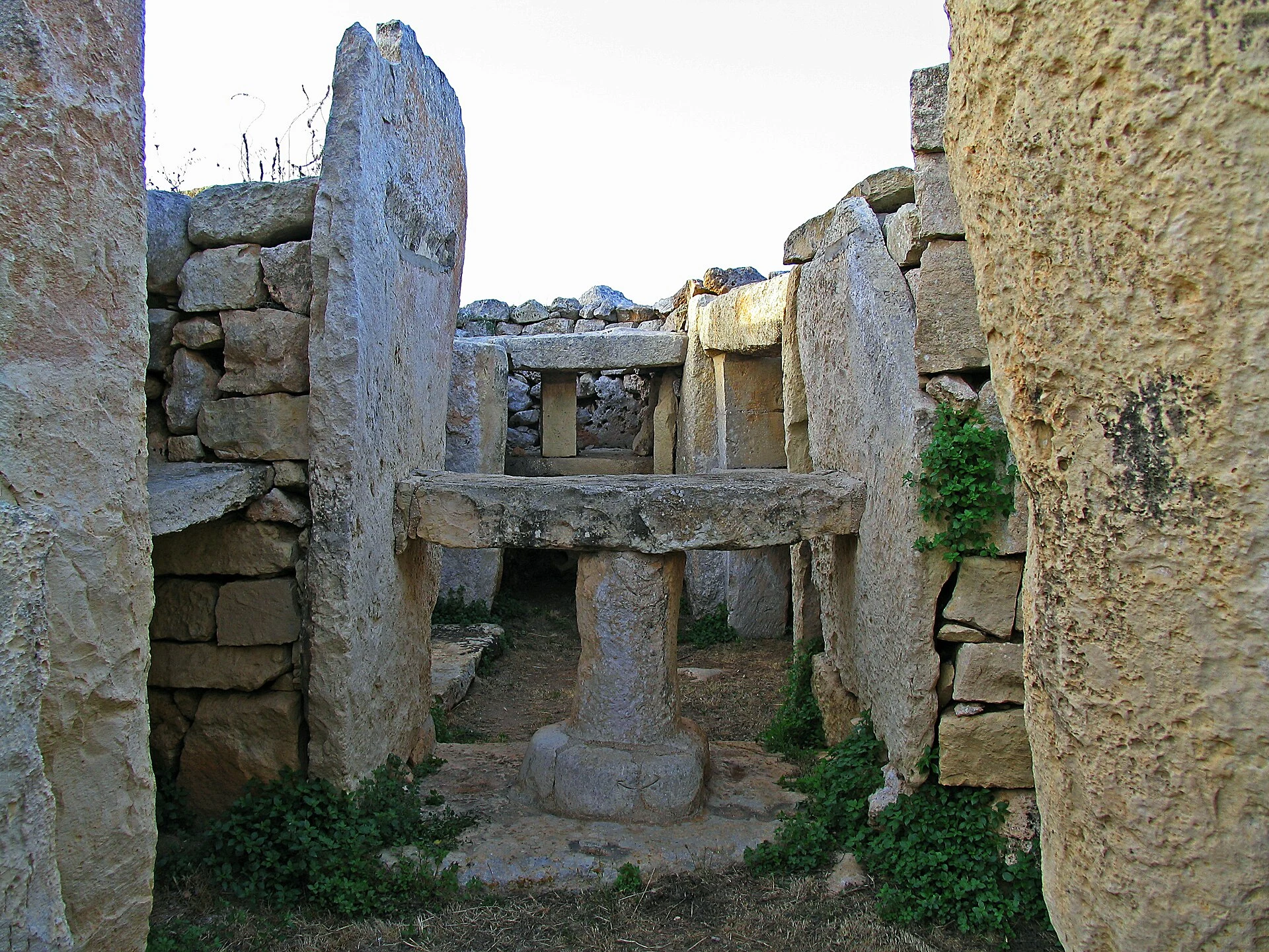 Temple mégalithique de Mnajdra sous son abri de conservation près de Qrendi, à Malte.
