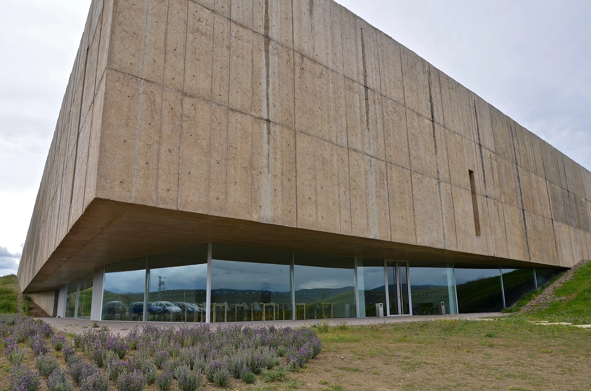 Exterior del Museo del Côa sobre el valle fluvial.