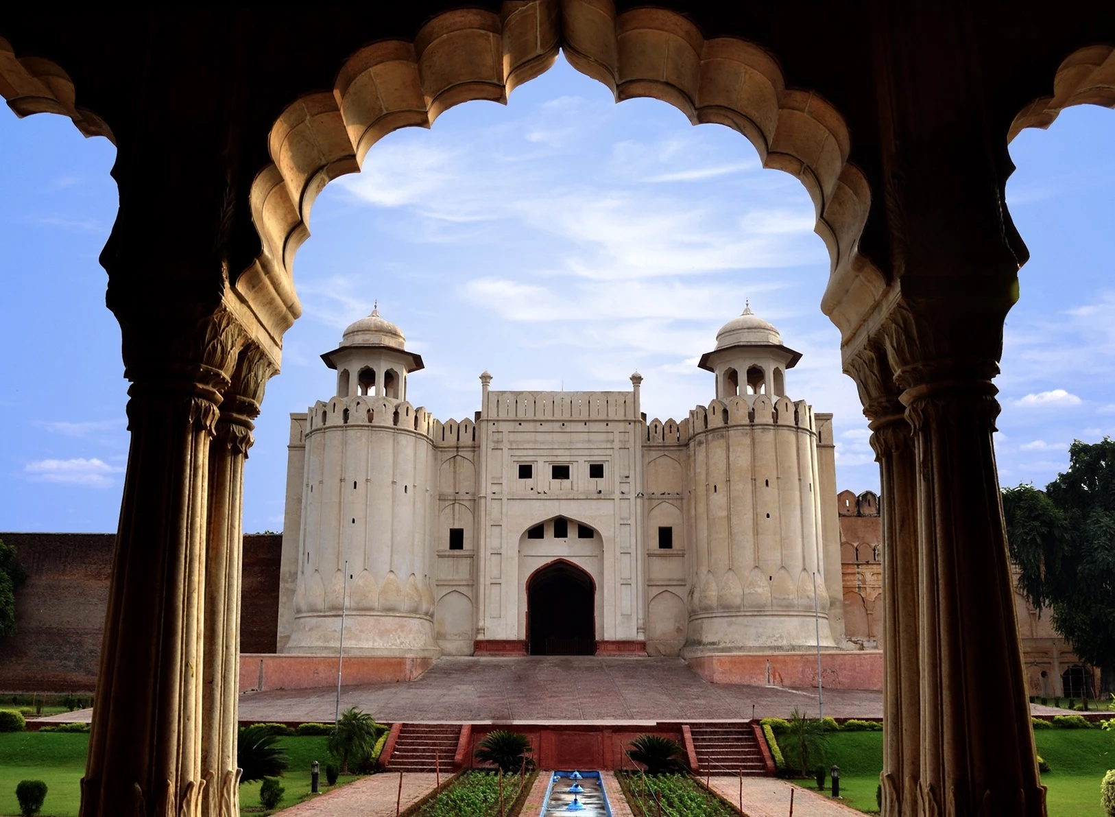 Detalle restaurado de la Muralha de Imágenes del Fuerte de Lahore.