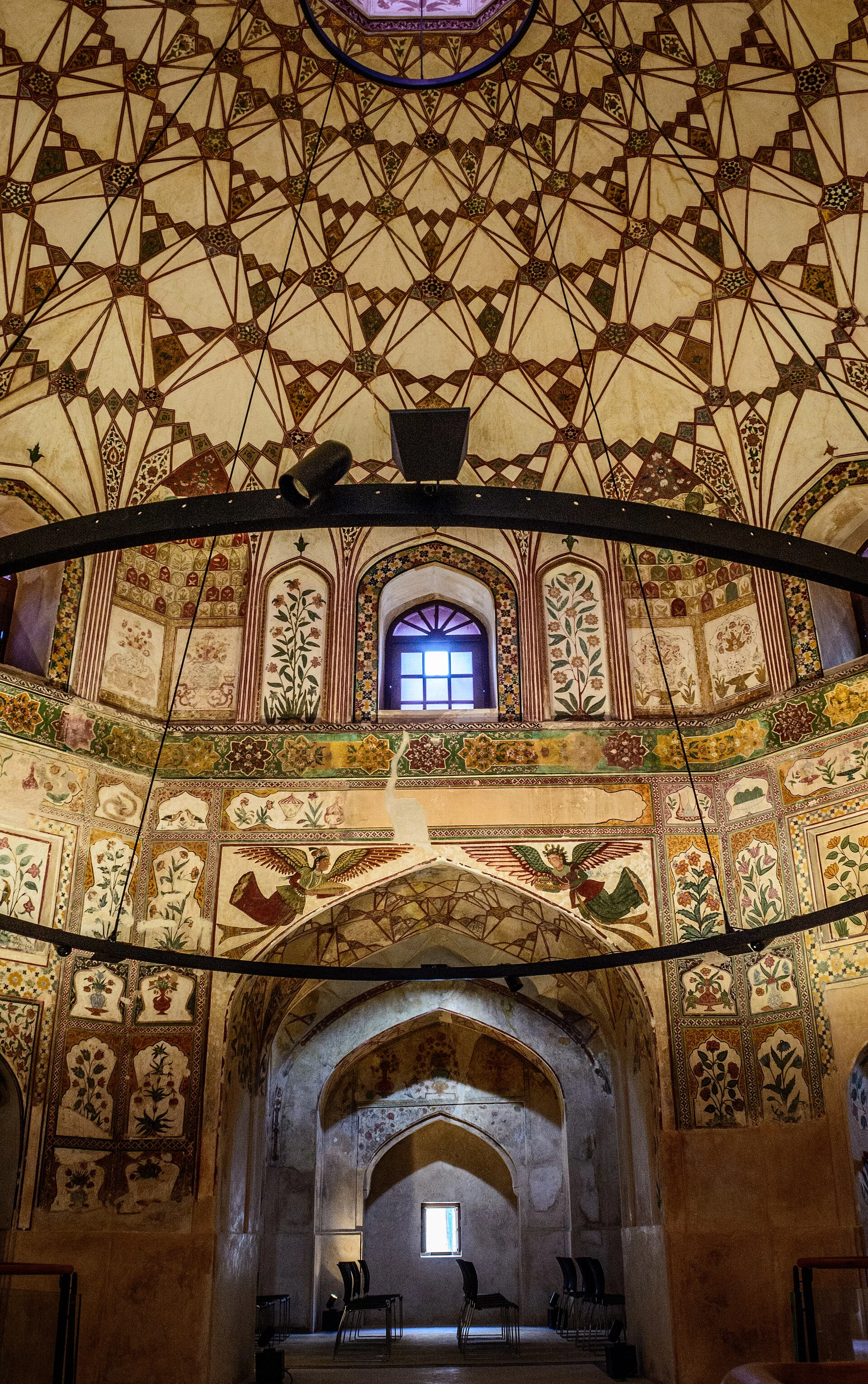 Interior con frescos del Shahi Hammam en la ciudad amurallada de Lahore.