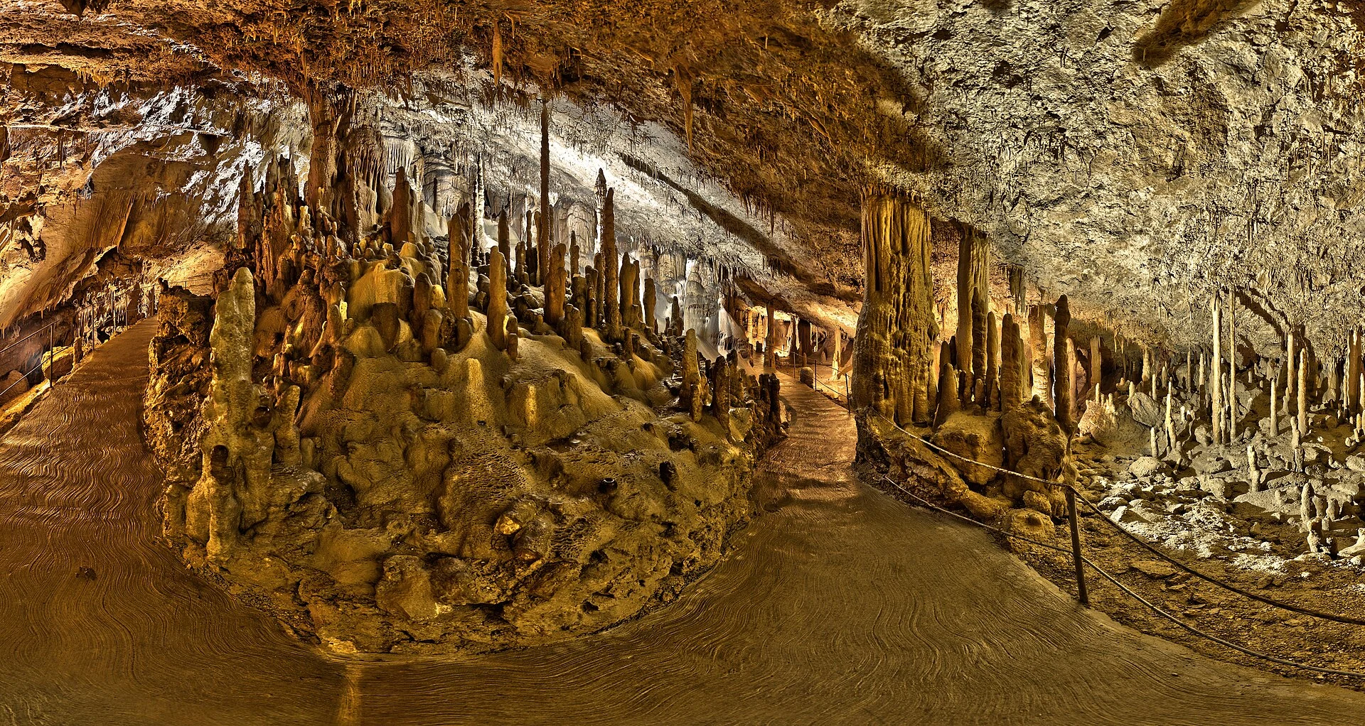 Cañón subterráneo y puente de Cerkvenik en las cuevas de Škocjan.