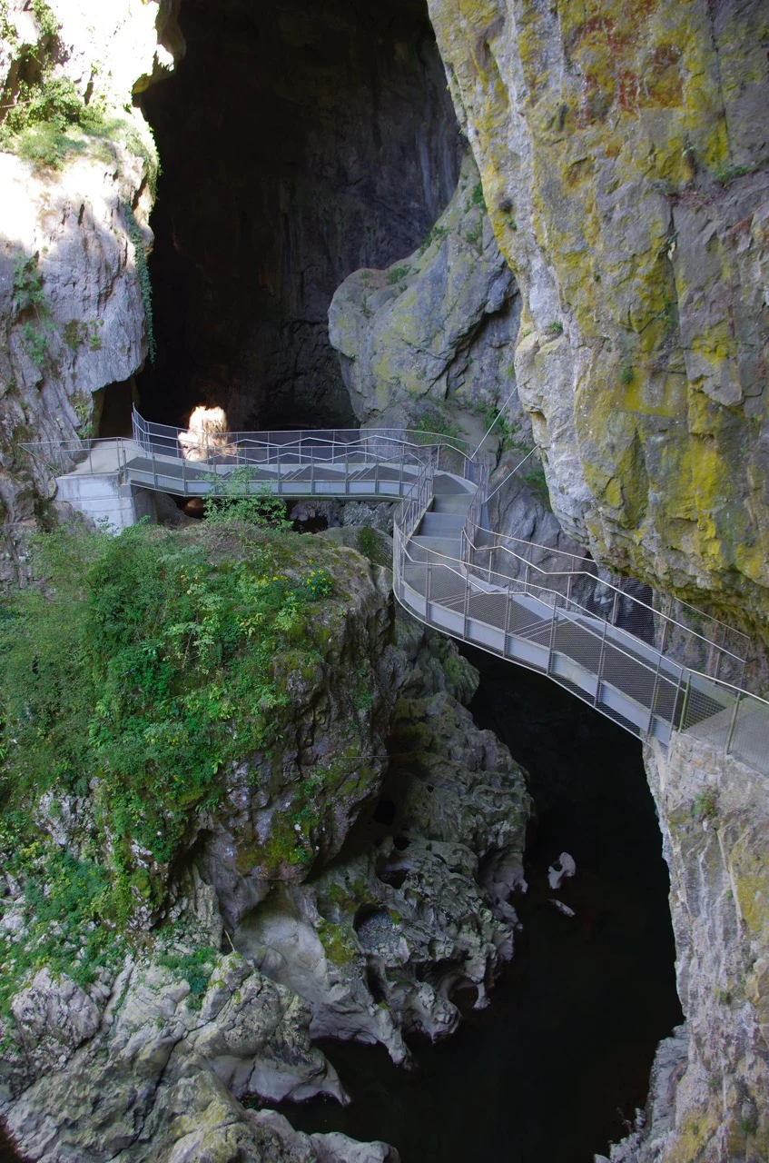 Sendero junto a la Gran Dolina del parque de las cuevas de Škocjan.