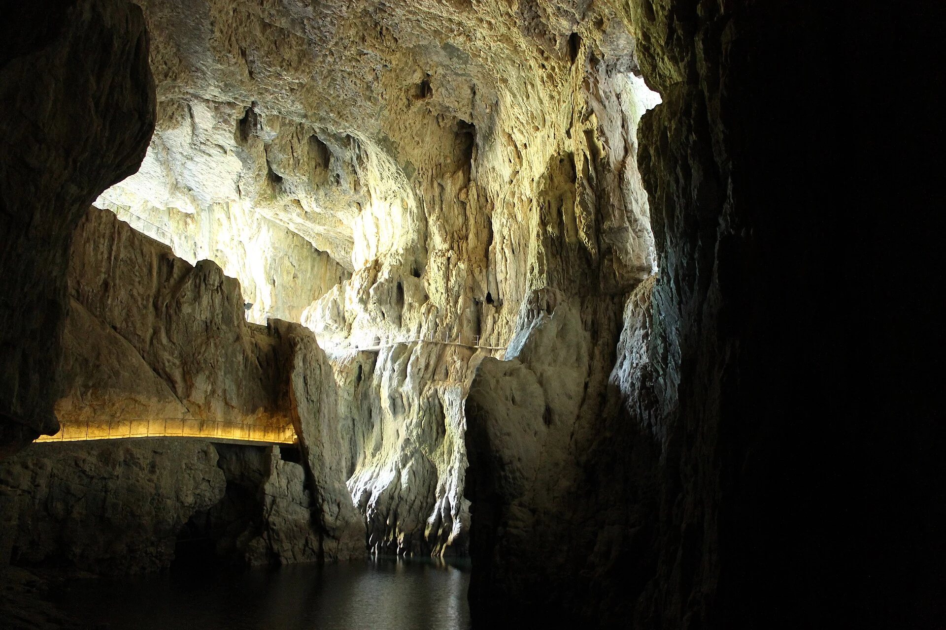 El pueblo de Matavun junto al área de visitantes de las cuevas de Škocjan.