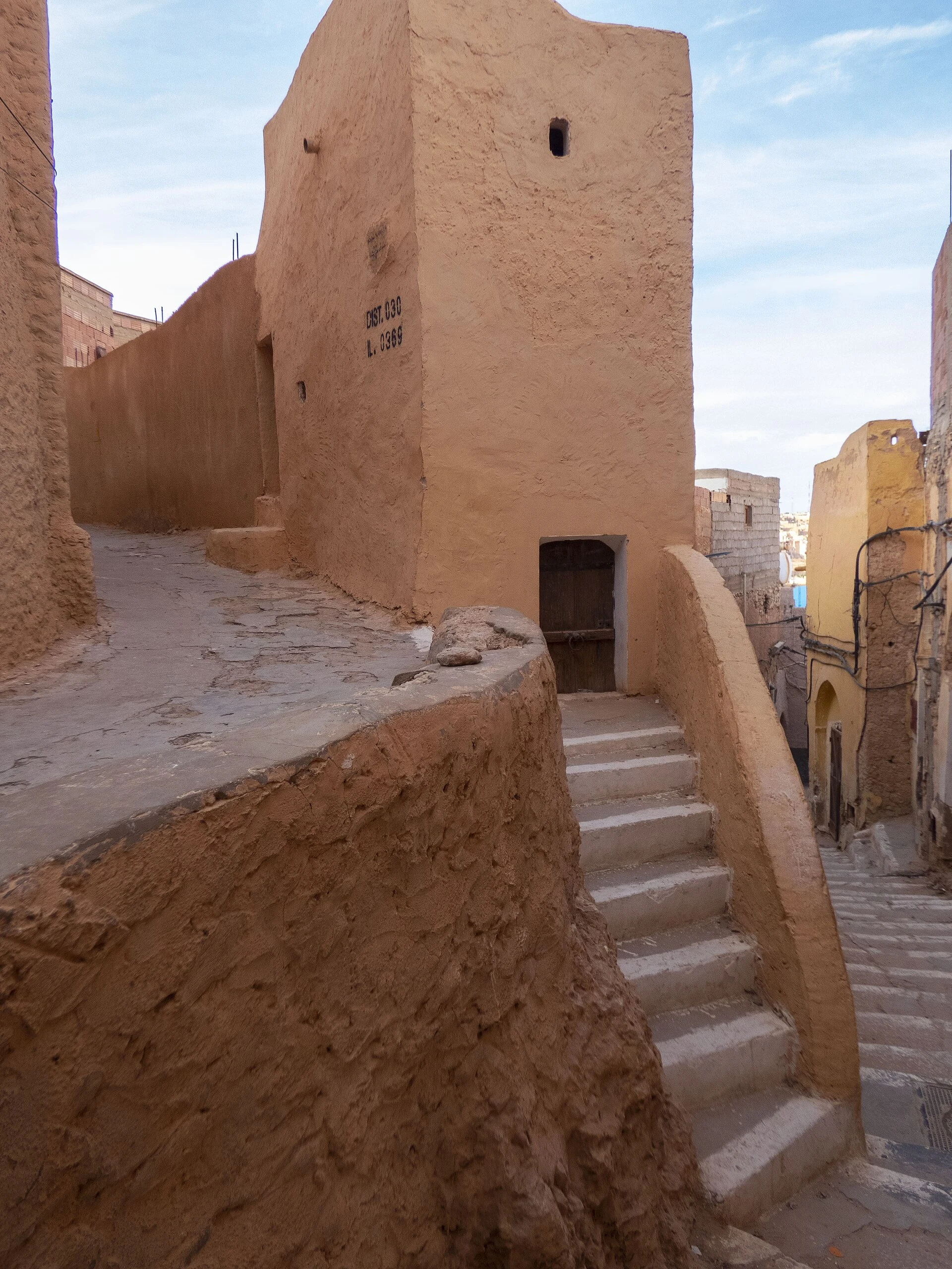 Calles estrechas y arquitectura tradicional en Beni Isguen.