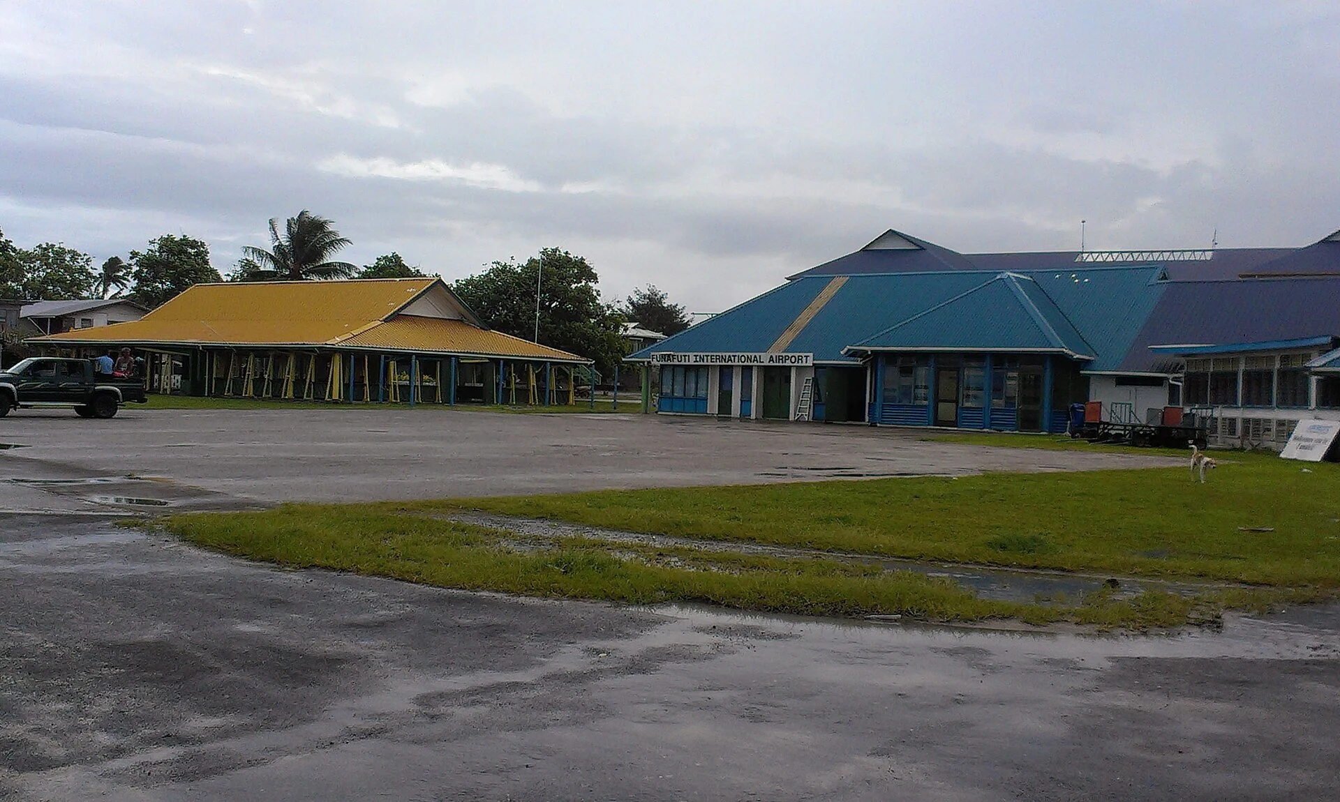 La pista de aterrizaje y el entorno habitado de Fongafale, en Funafuti.