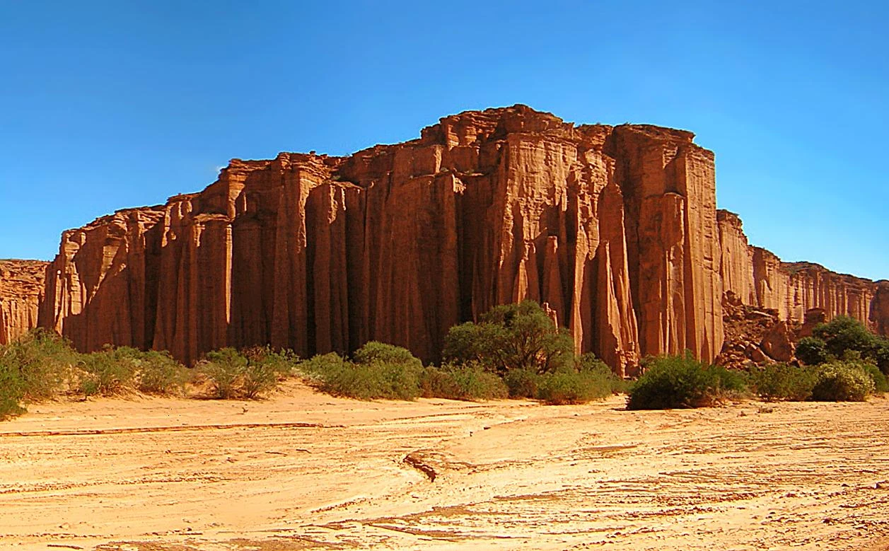 Paredones de arenisca roja en el Cañón de Talampaya.