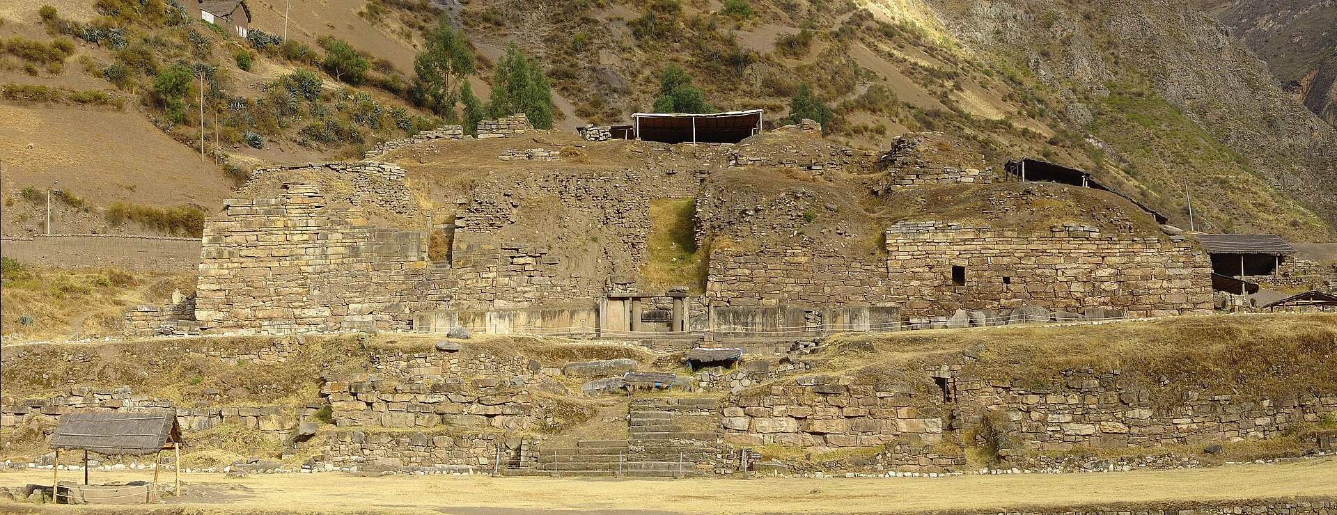 Terrazas y construcciones de piedra del sitio arqueológico de Chavín de Huántar.